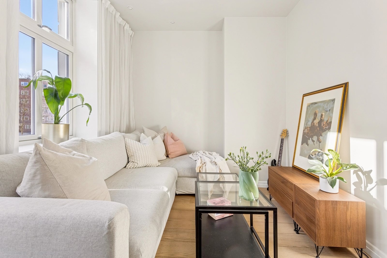 Lys og trivelig stue med takhøyde på 2,7 m Galleribilde