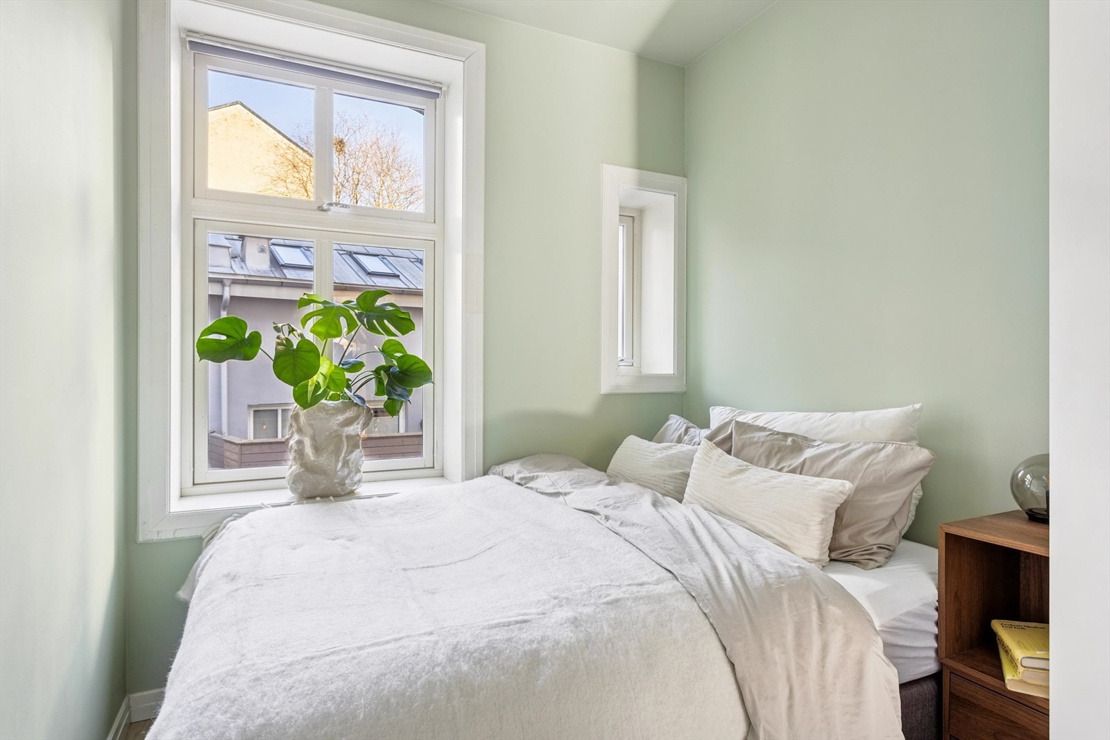 Soverommet vender inn mot rolig indre gård Galleribilde