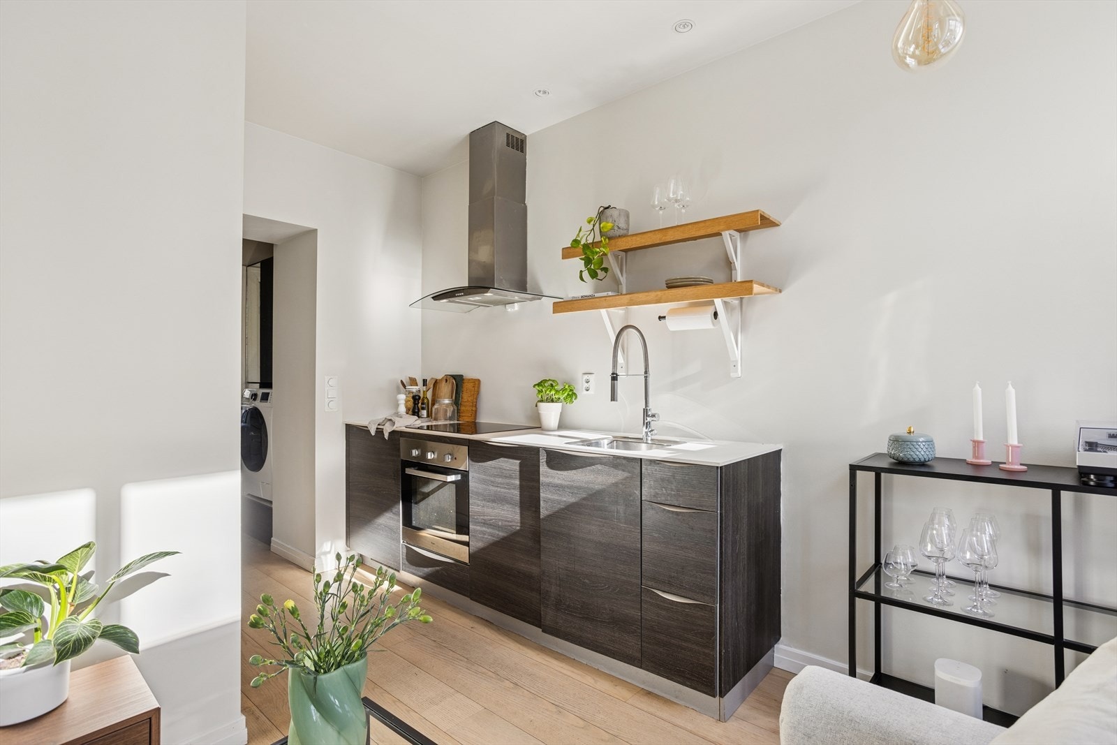 Stilrent kjøkken med slette fronter, benkeplate i kompositt og nedfelt oppvaskkum med ett-greps blandebatter Galleribilde