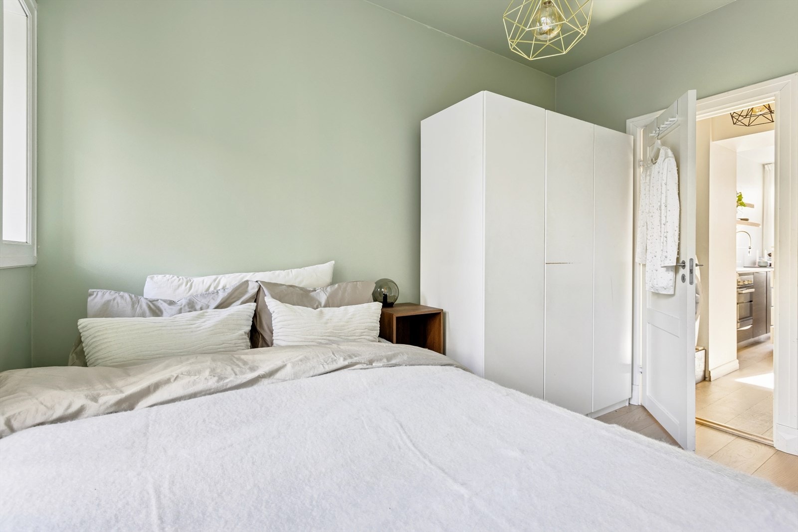 Praktisk garderobeskap på soverommet for ekstra oppbevaringsplass Galleribilde