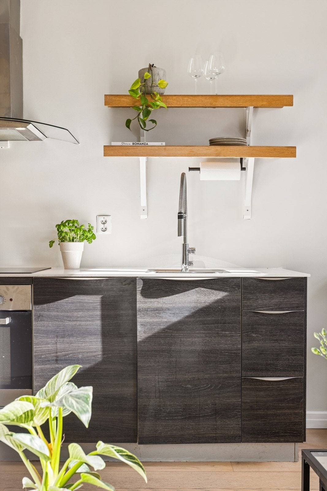 Kjøkkenet inneholder integrert platetopp, komfyr, kjøl- og fryseskap og oppvaskmaskin Galleribilde