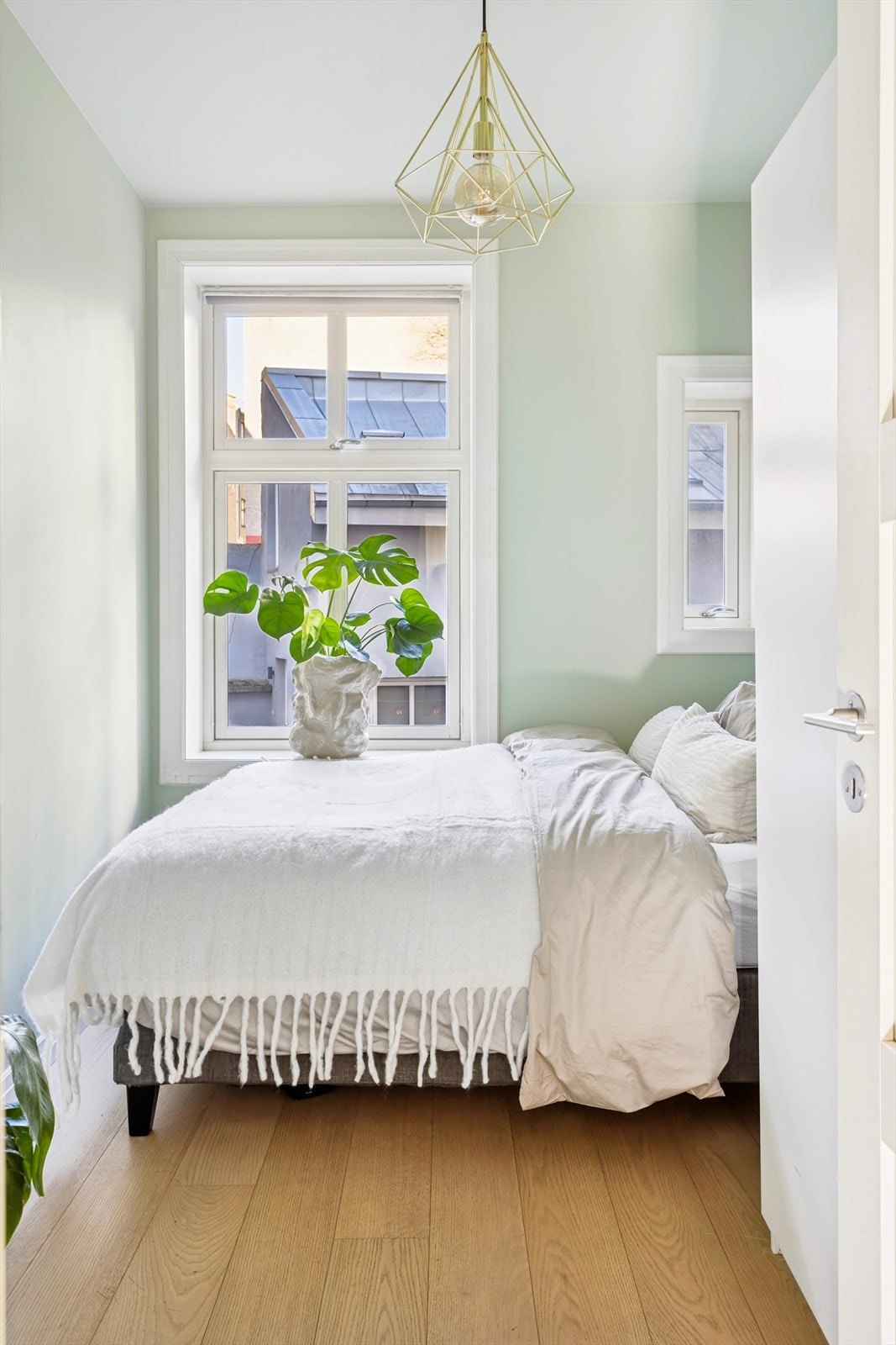 Lyst og trivelig soverom med god plass til dobbeltseng, nattbord og tilhørende møblement Galleribilde