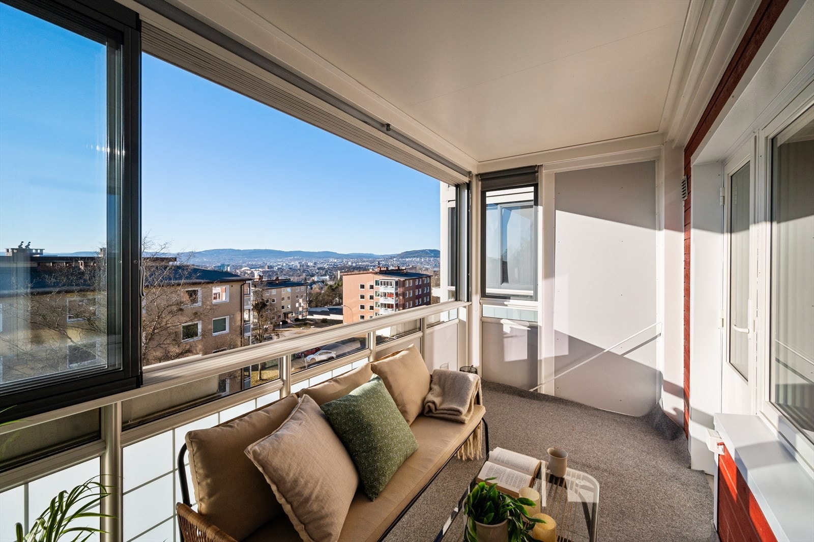 Balkongen gir en ekstra dimensjon til boligen og er perfekt forlengelse hele sommerhalvåret for både avslapning og sosiale sammenkomster. Galleribilde