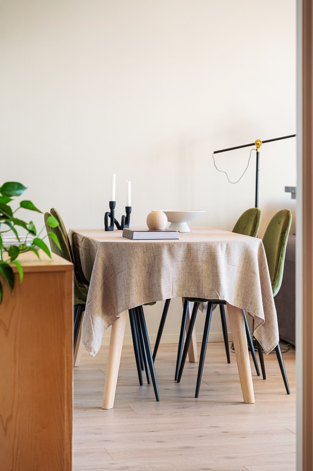 Stuen har gode møbleringsmuligheter med god plass til et spisebord. Galleribilde