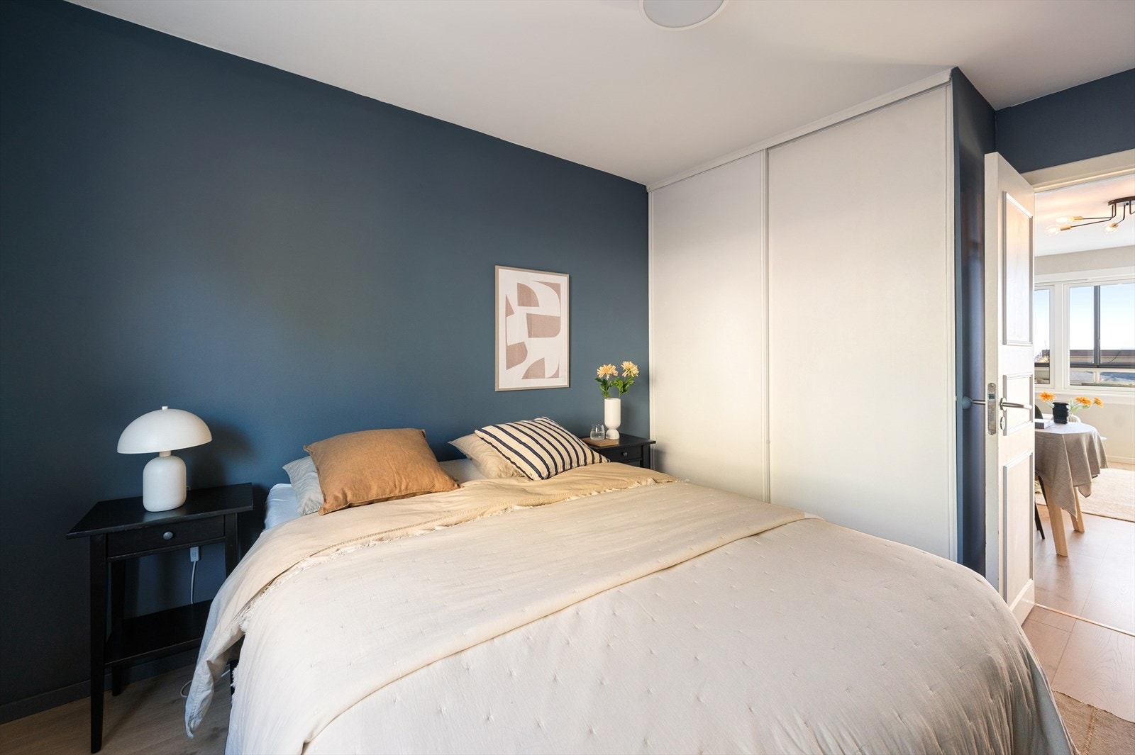 Soverommet gir en rolig og avslappende atmosfære, perfekt for å starte dagen med en følelse av harmoni og velvære. Galleribilde