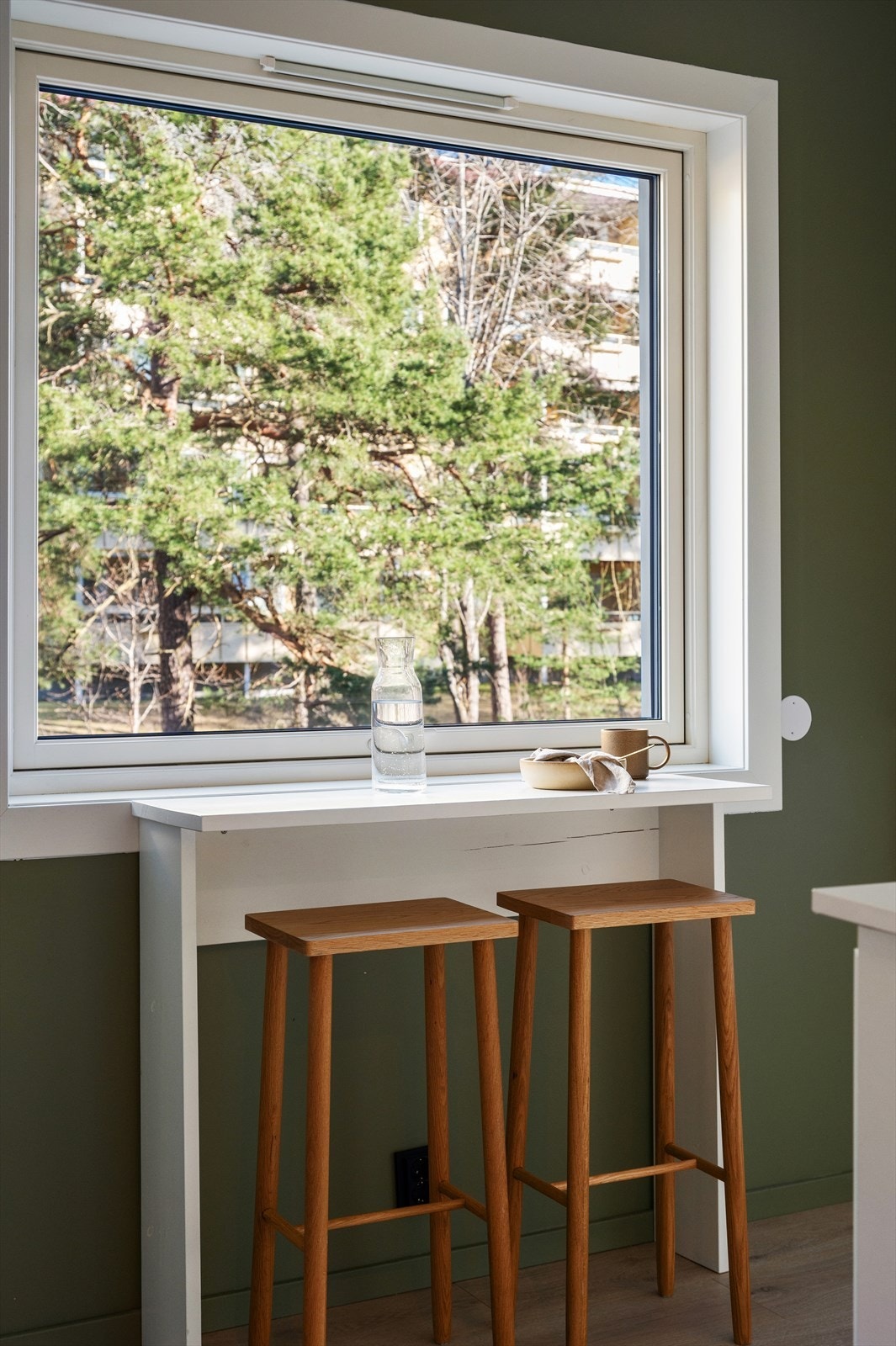 Det er etablert en liten spiseplass ved vinduet. Galleribilde