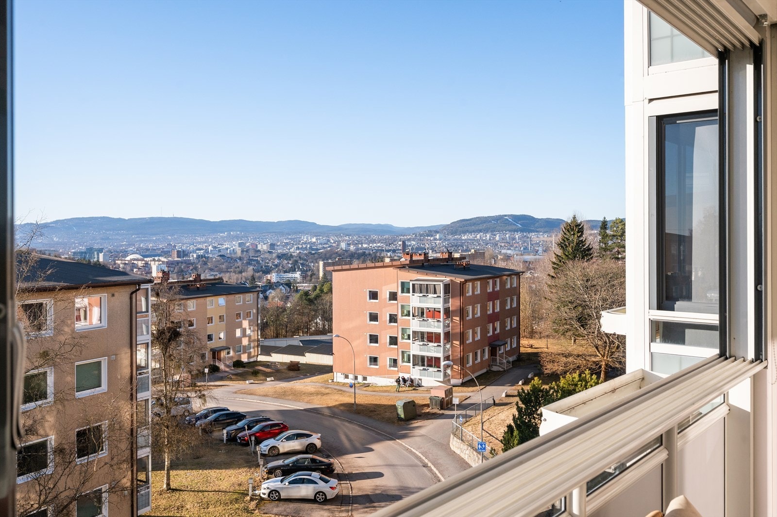 Flott utsikt ut over Oslo by som strekker seg mot blant annet Holmenkollen. Galleribilde