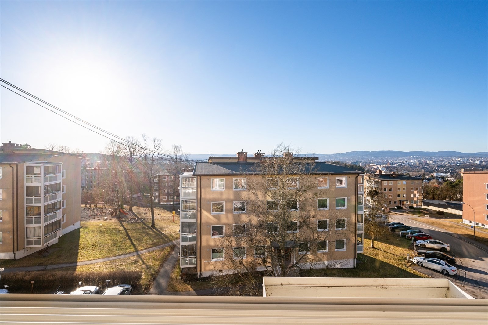 Her kan man nyte morgenkaffen med en herlig utsikt. I følge selger er det sol fra kl 14 til solnedgang på sommerhalvåret. Galleribilde