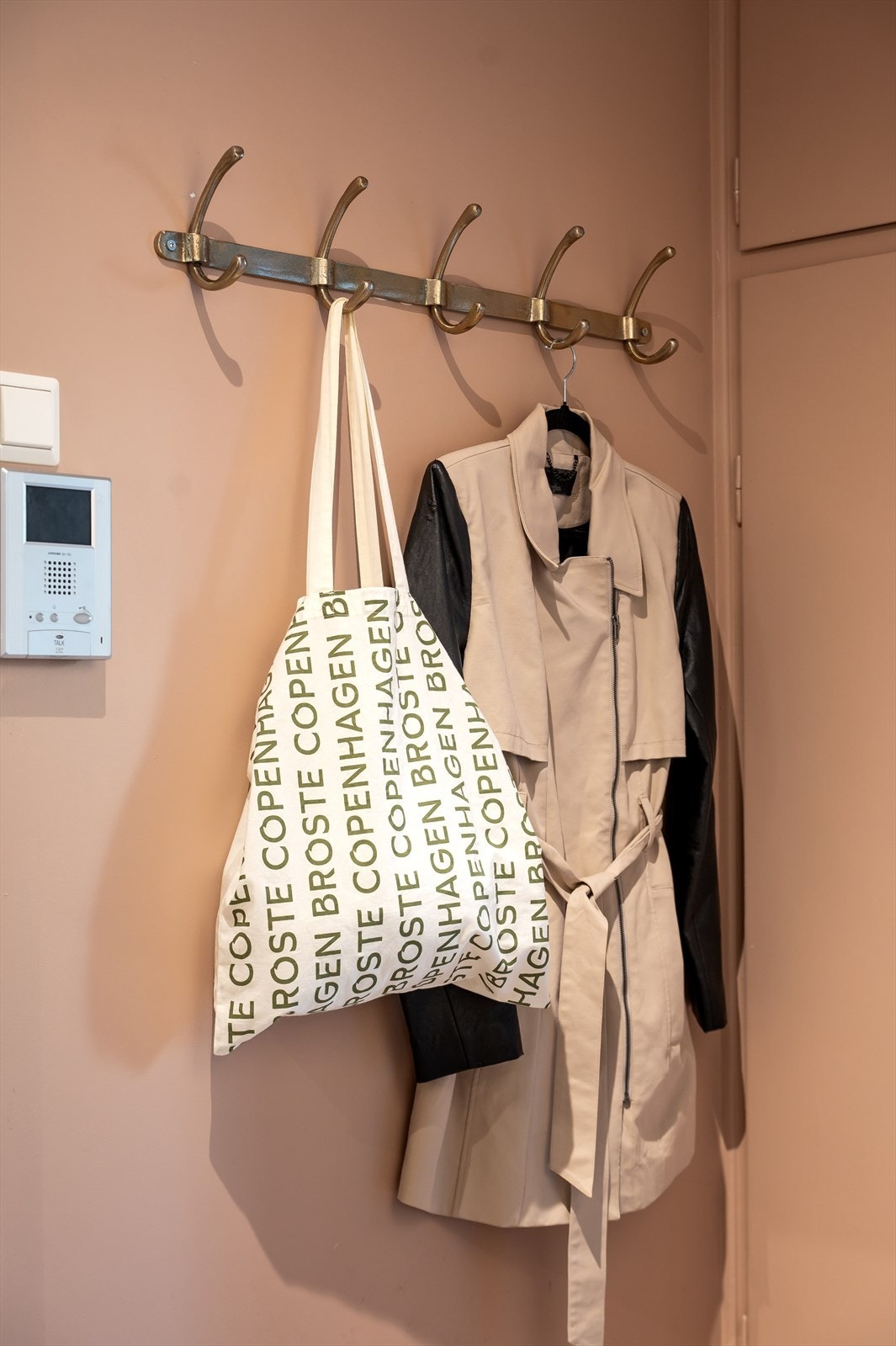 Leiligheten er tilknyttet felles dørcalling med video og automatisk åpner. Sikringsskap med automatsikringer i felles gang. Galleribilde