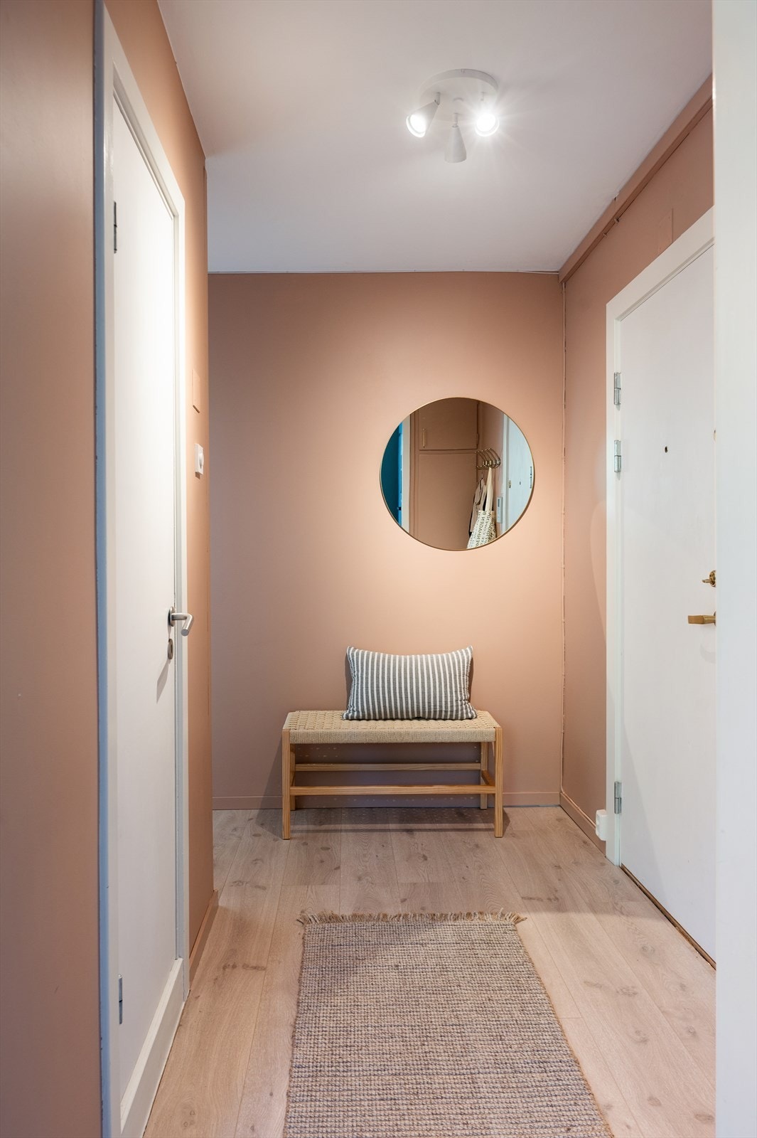 En hyggelig entré med plass til å henge av seg ytterklær og sette fra seg skoene. Galleribilde