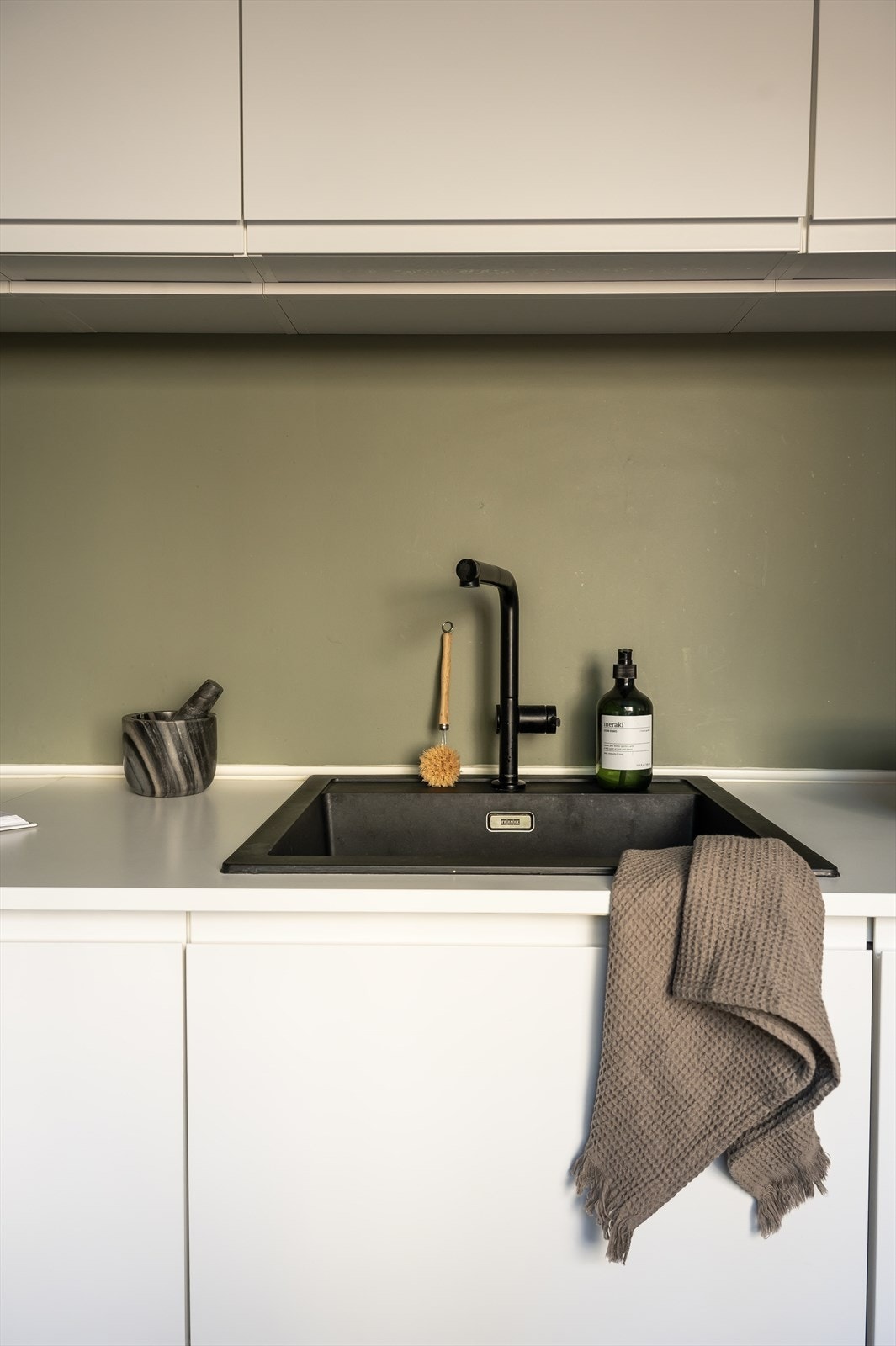 Det er montert komfyrvakt og lekkasjesikring. Galleribilde