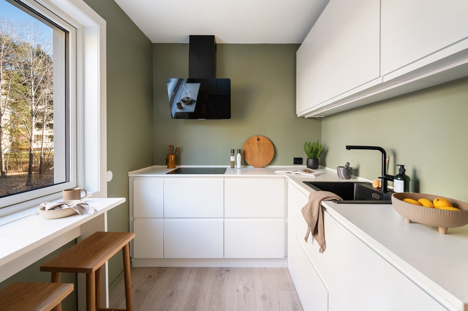 Leiligheten har et moderne og separat kjøkken fra 2021. Galleribilde