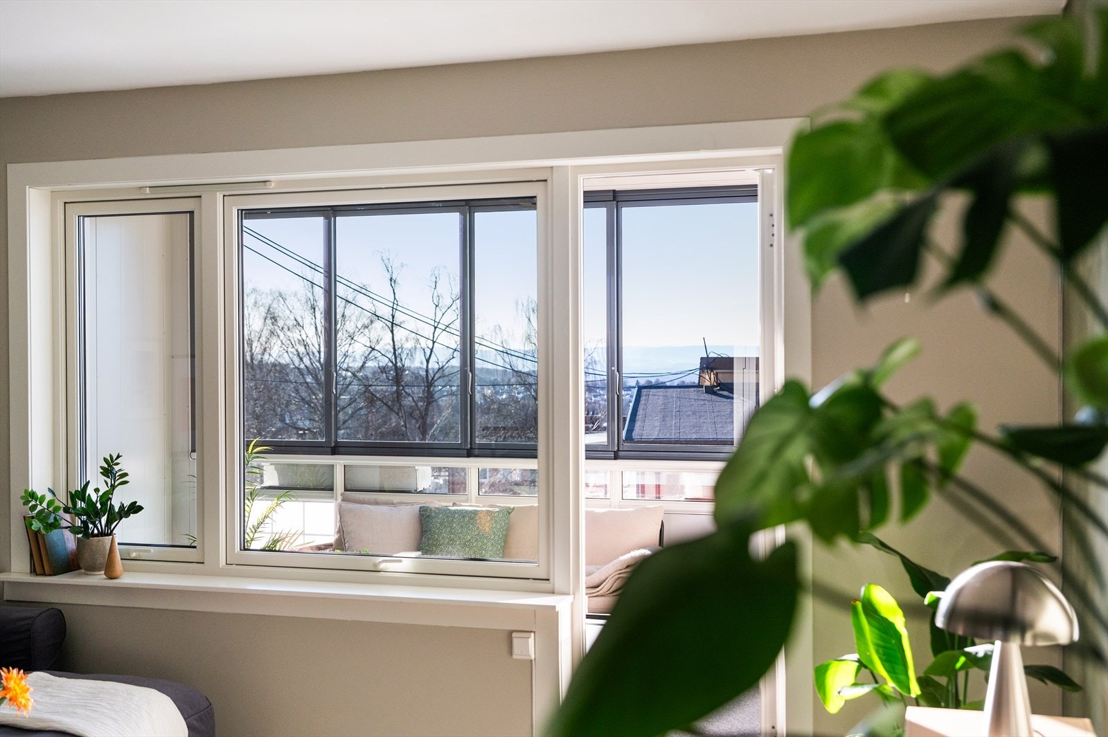 Fra stuen er det utgang til en vestvendt og innglasset balkong. Galleribilde