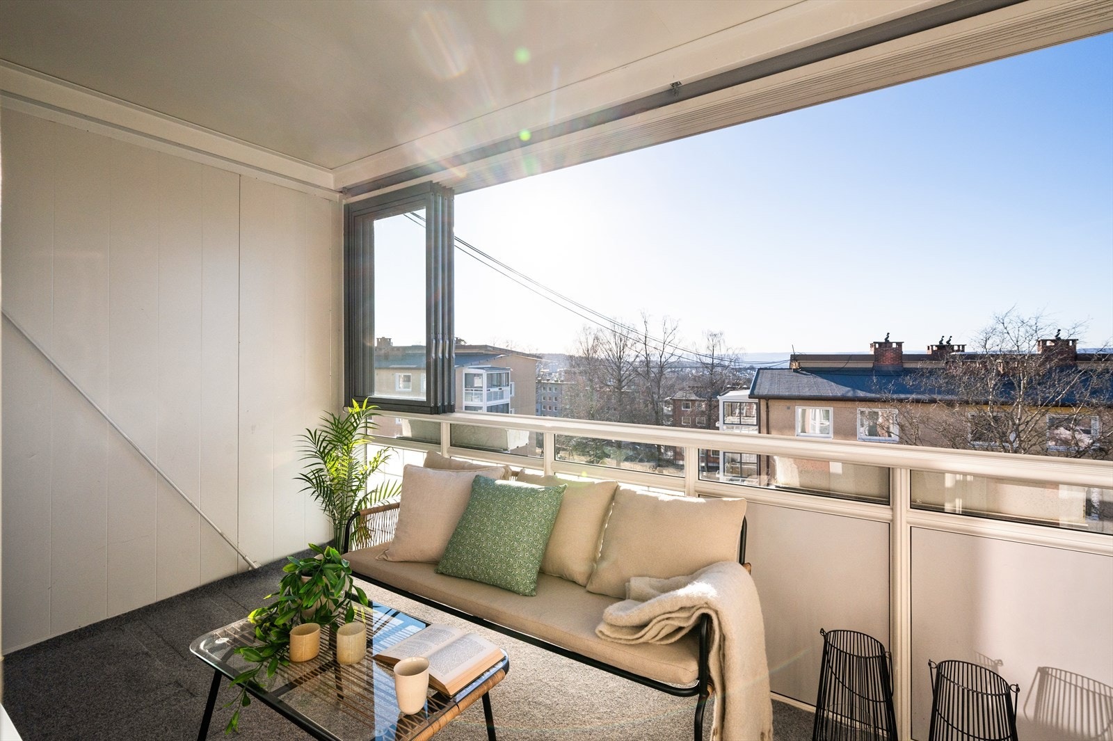 Balkongen er på ca 8 kvm og kan skilte med gode solforhold. Galleribilde