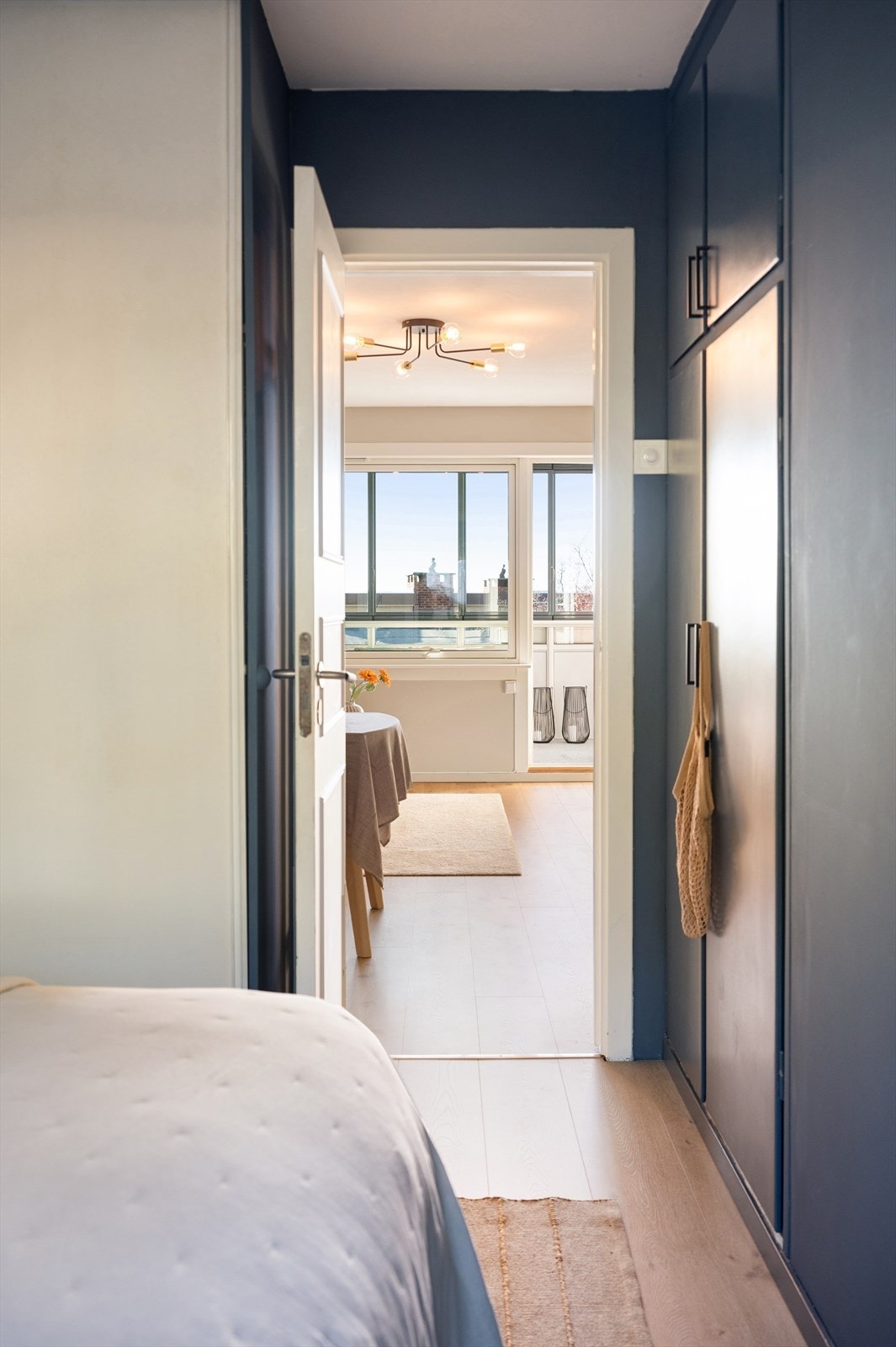 God plass til oppbevaring i skyvedørsgarderobe, samt innebygd skap ved inngangen. Galleribilde