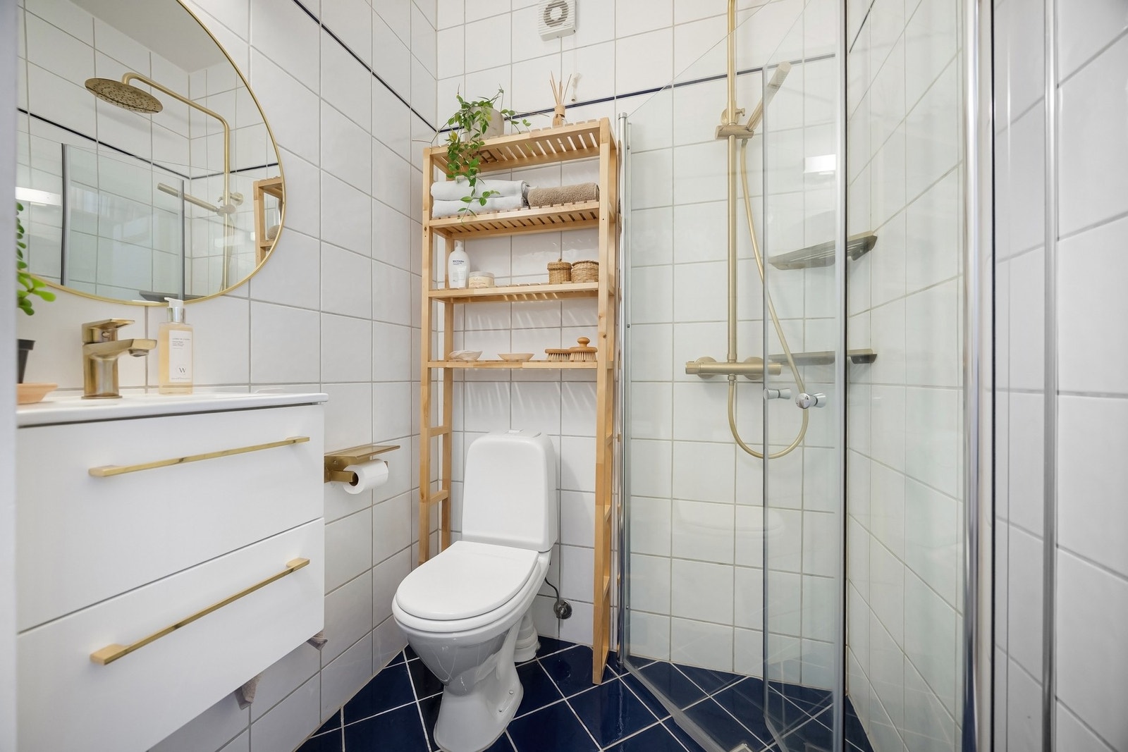 Flislagt bad med varmekabler i gulv. Elektrisk vifte. Galleribilde