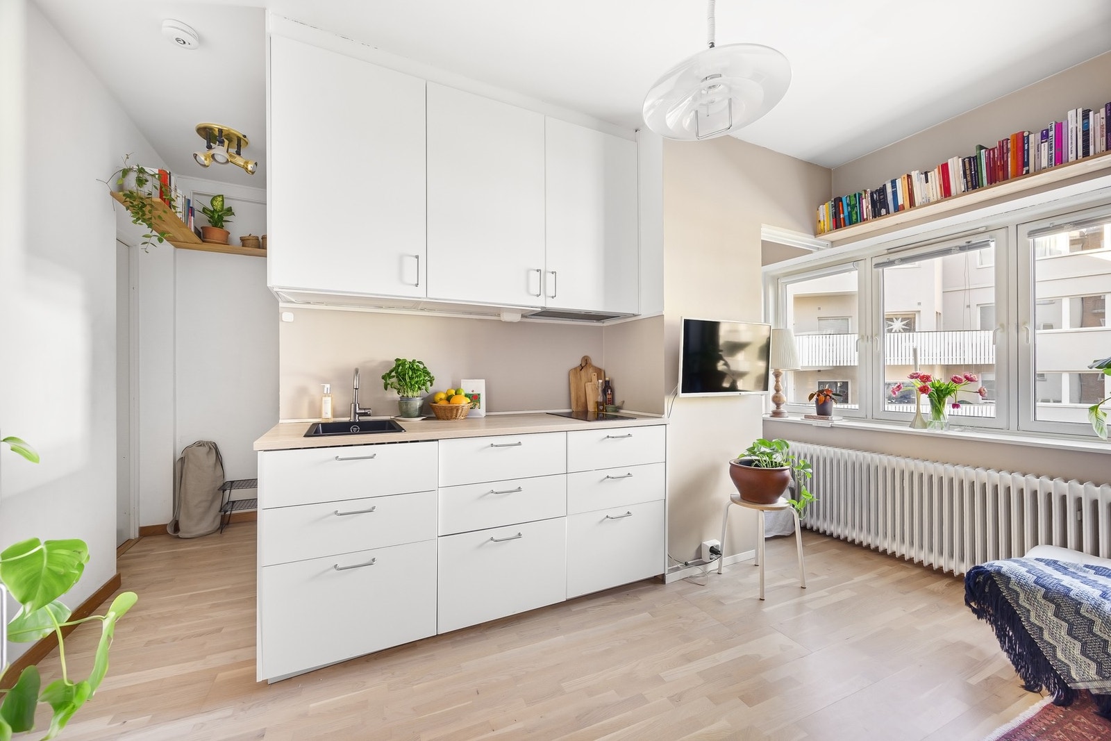 Ikea kjøkkeninnredning fra 2020 med fronter i hvit høyglans og laminat benkeplater. Galleribilde