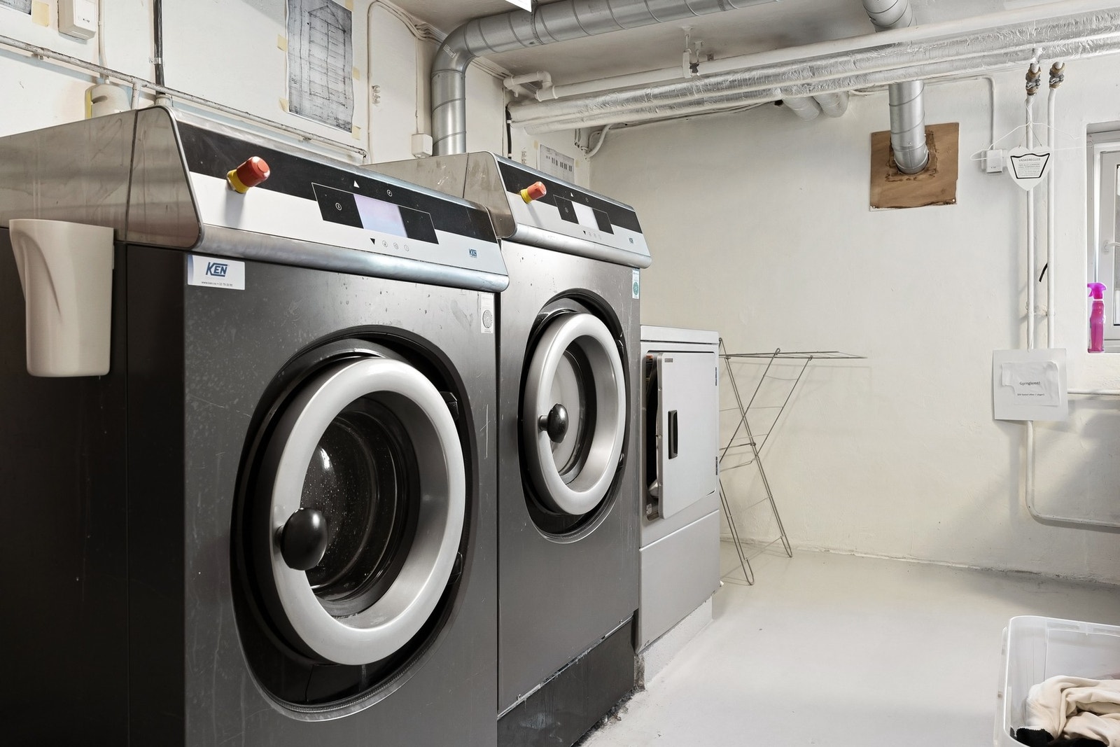 Fellesvaskeri med gode industrimaskiner. Galleribilde