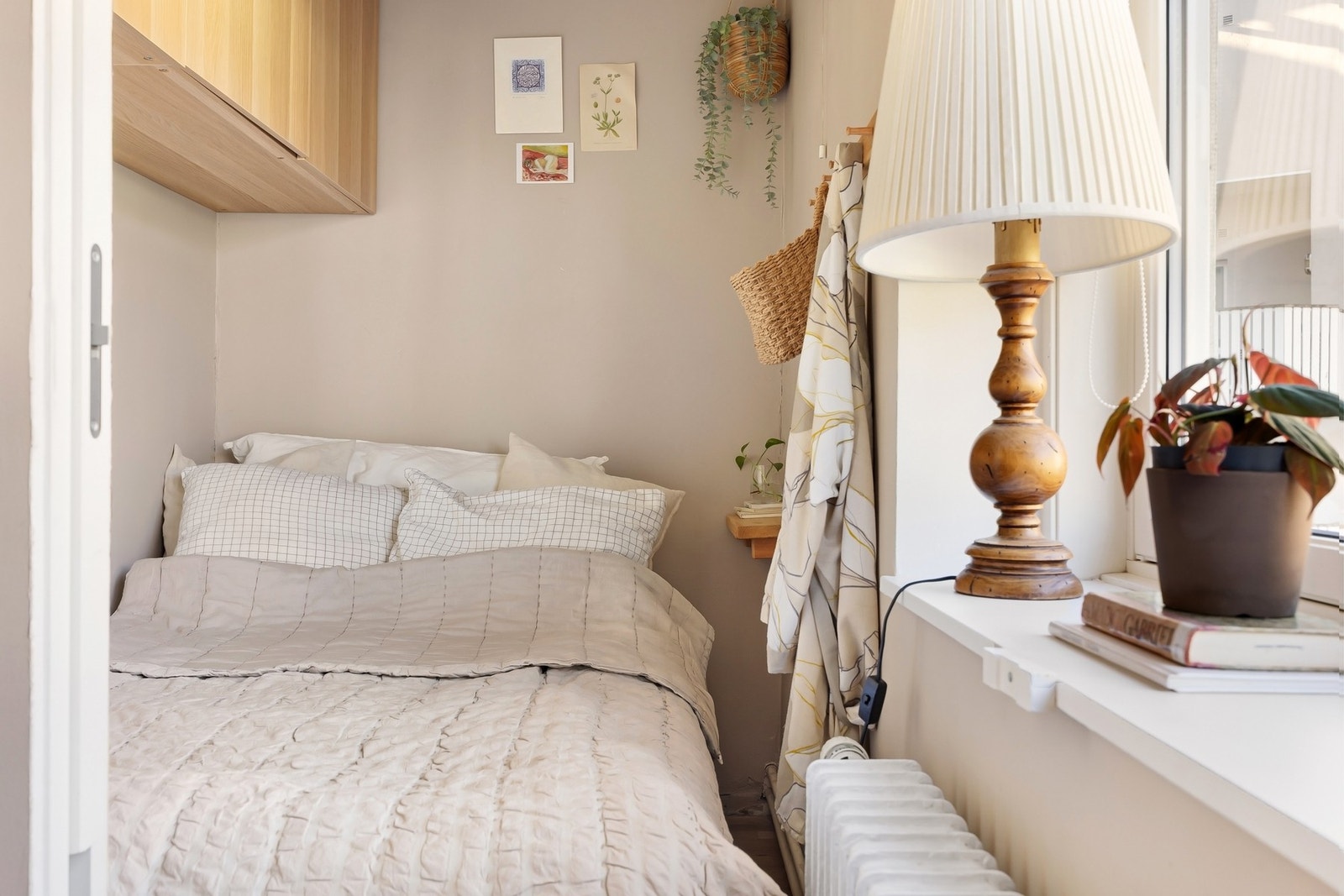 Sovealkoven har plassbygde skap over sengen. Galleribilde