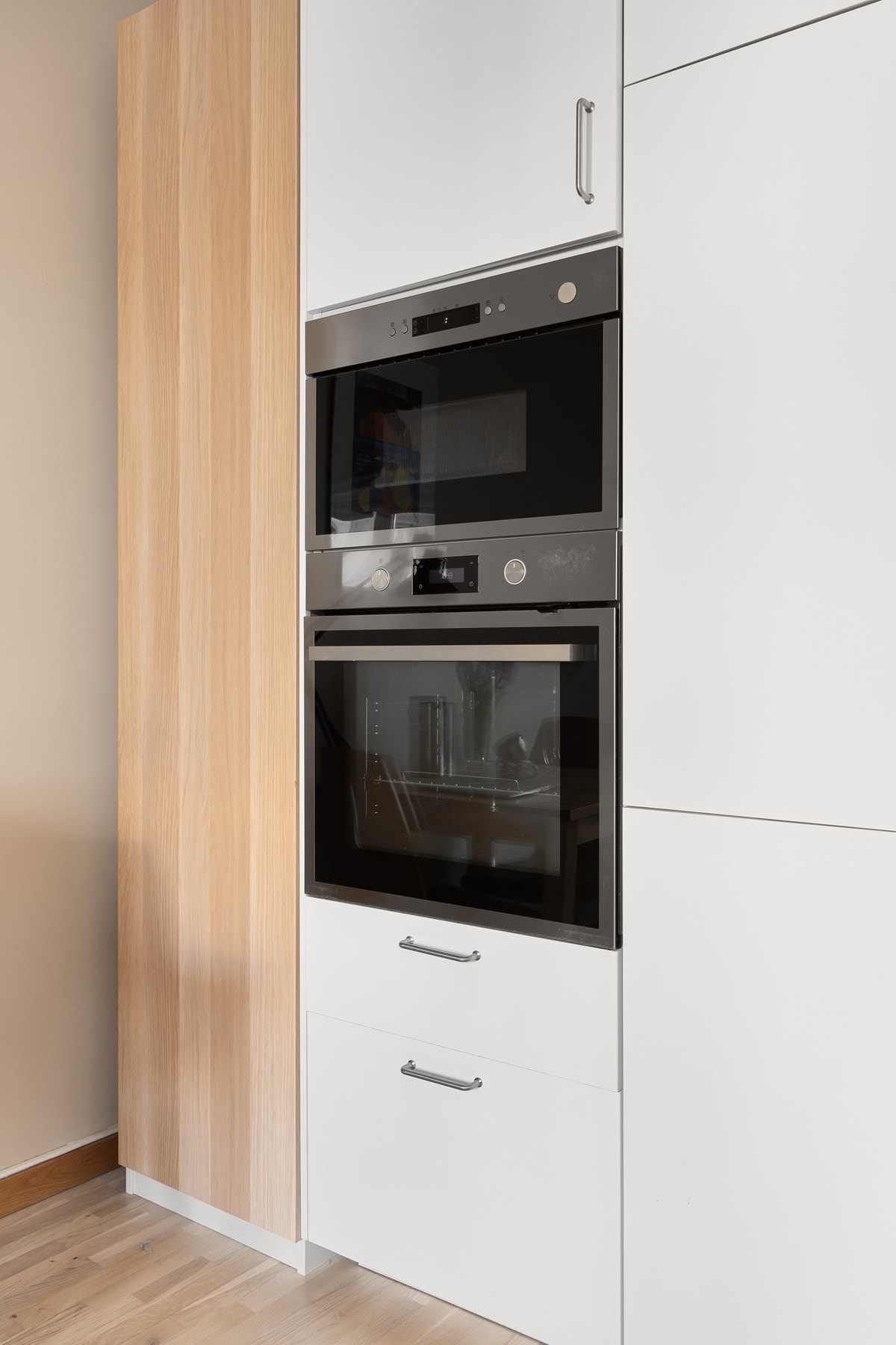 Integrerte hvitevarer medfølger og består av: stekeovn, mikro, nedfelt induskjonstopp, oppvaskmaskin og kjøl/frys. Galleribilde