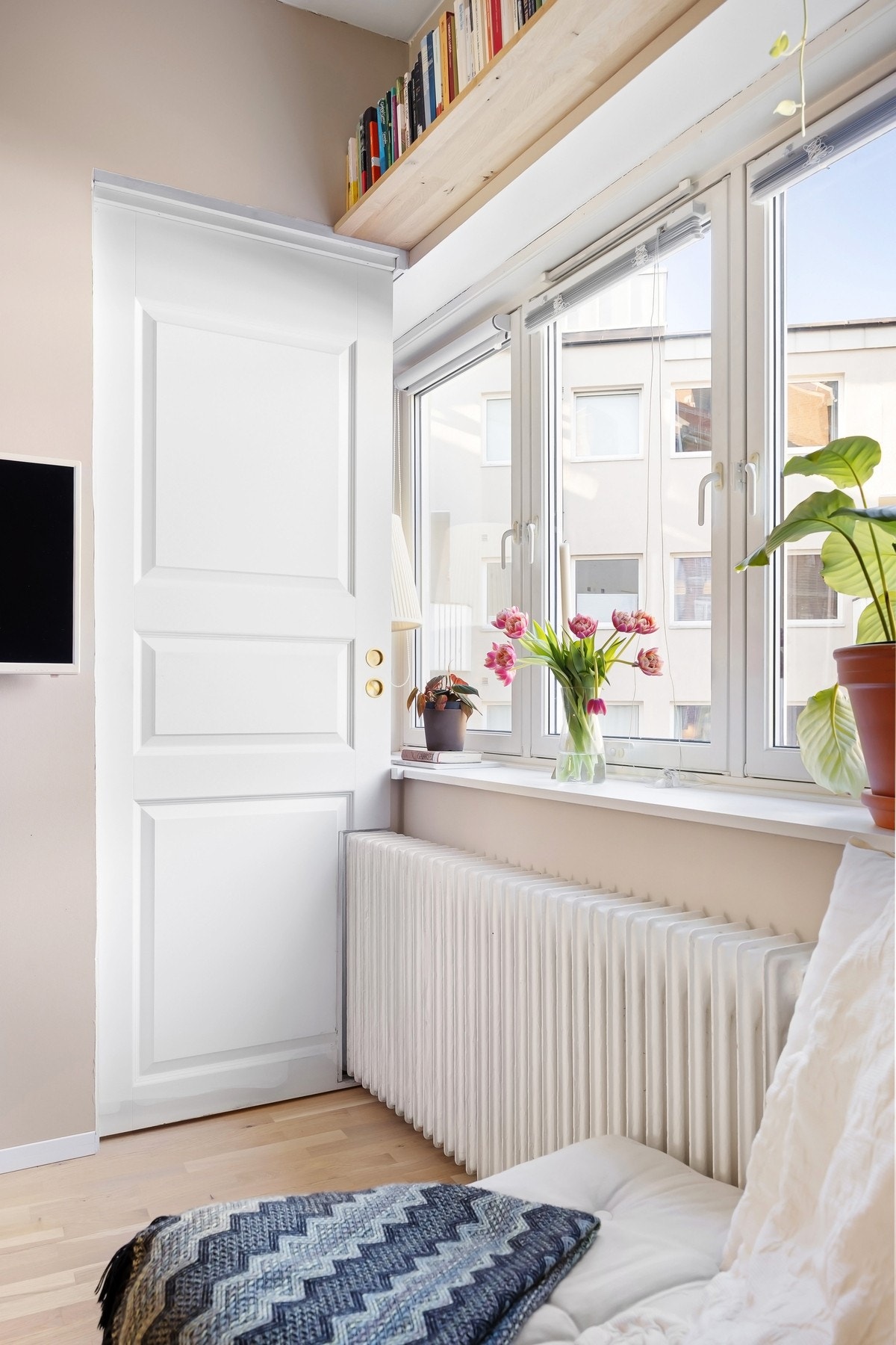 Leiligheten har sovealkove med praktisk skyvedør. Galleribilde