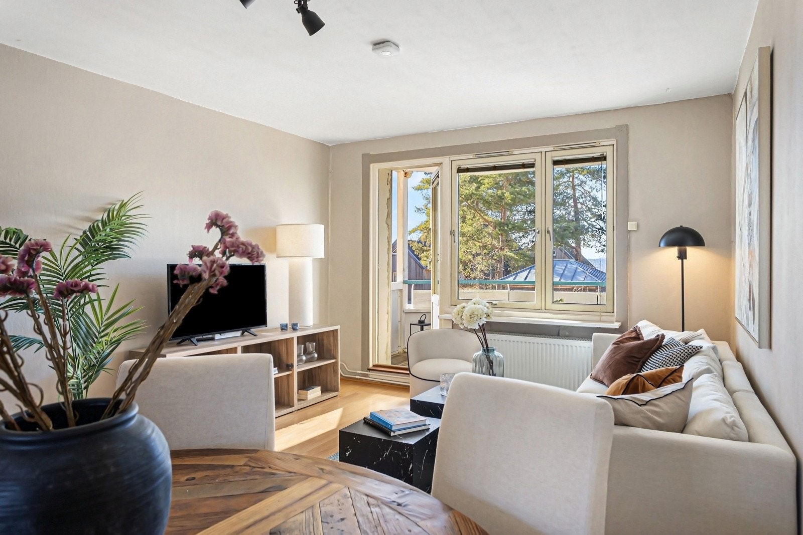 Stuen har store vindusflater, gode lysforhold og oppleves luftig Galleribilde