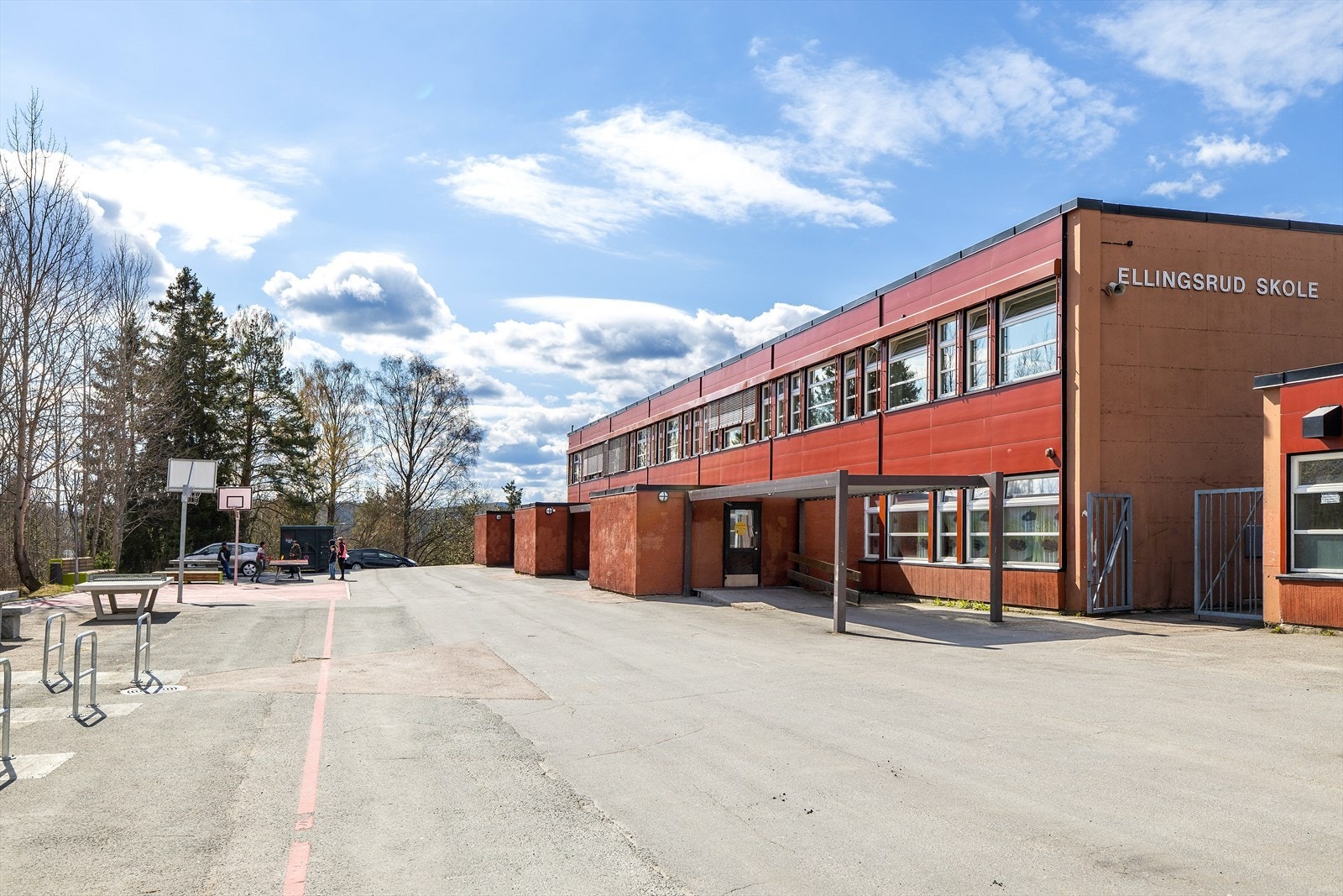 Ellingsrud skole rett i nærheten. Galleribilde