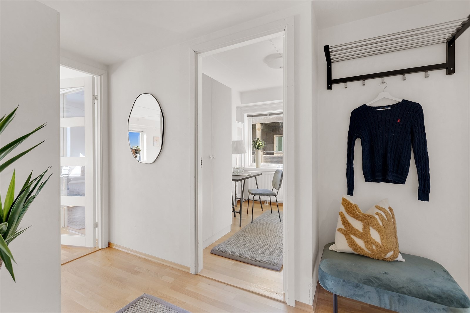 Entréen er romslig med plass til yttertøy og sko. Galleribilde