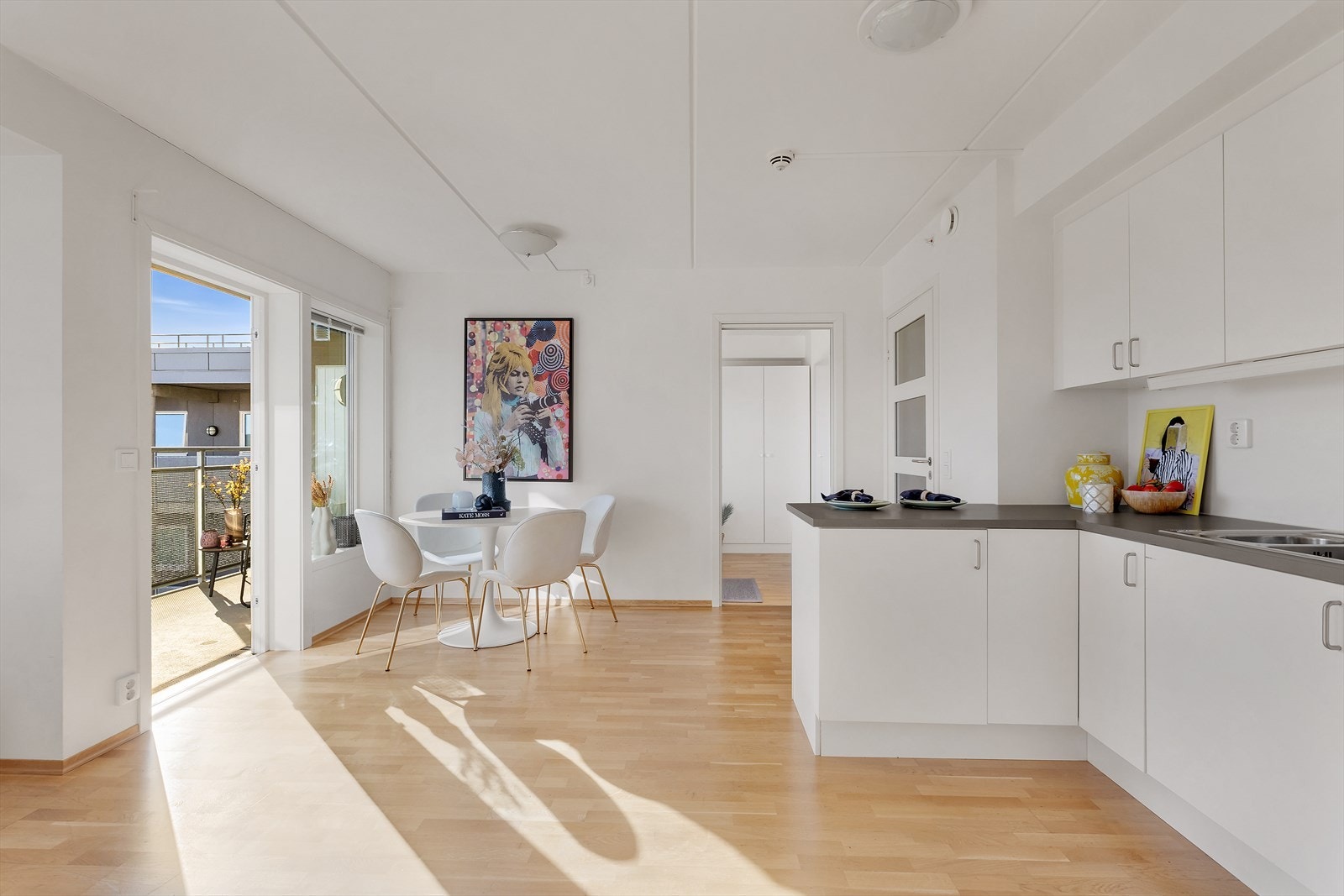 Spisebordet finner sin naturlige plass og skaper en perfekt ramme for både hyggelige måltider. Galleribilde