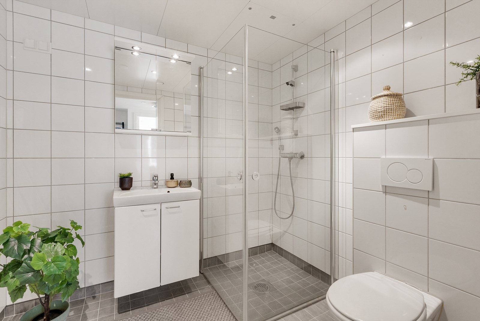 Flislagt bad fra 2014 med opplegg for vaskemaskin og gulvvarme. Galleribilde