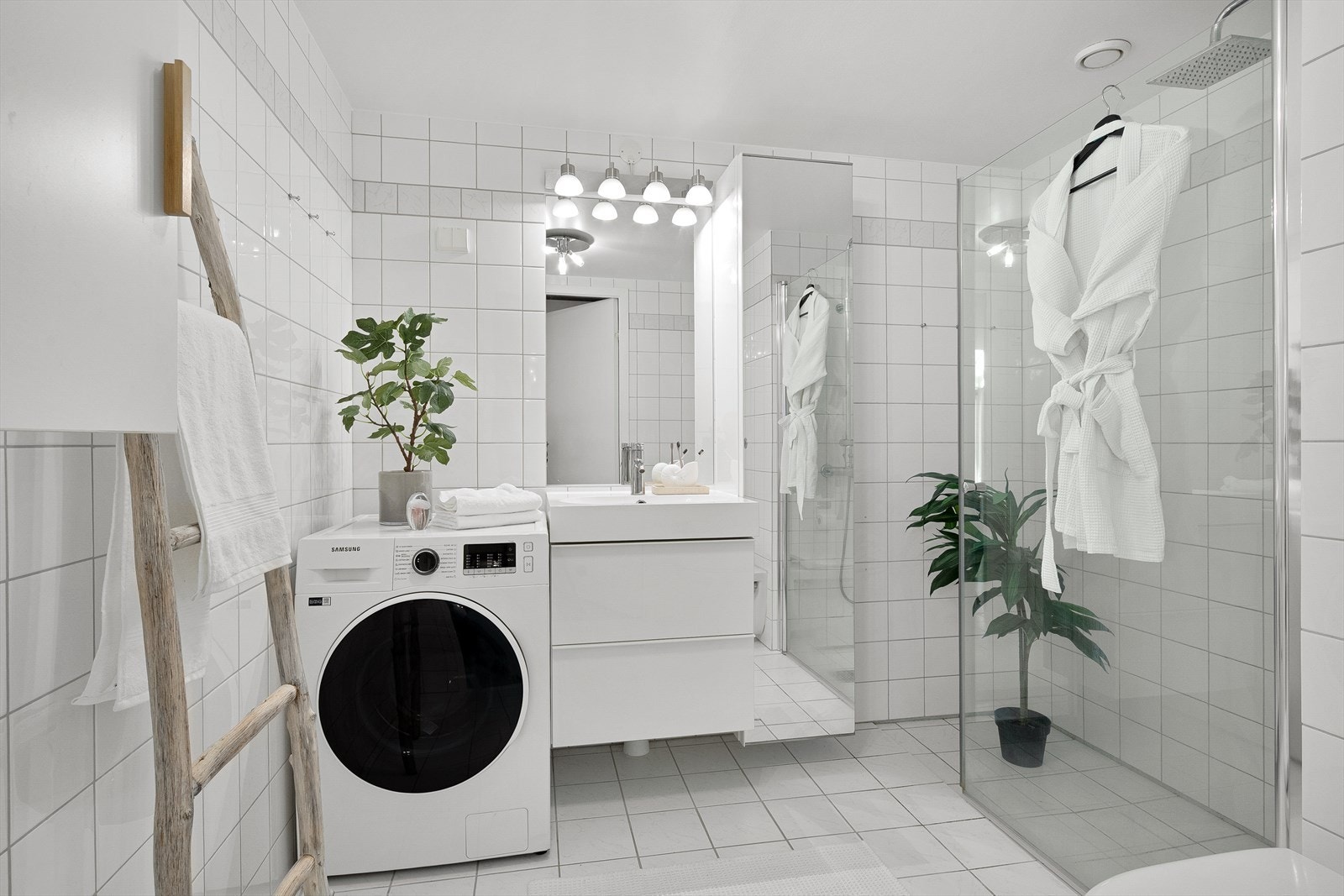 Romslig flislagt bad Galleribilde