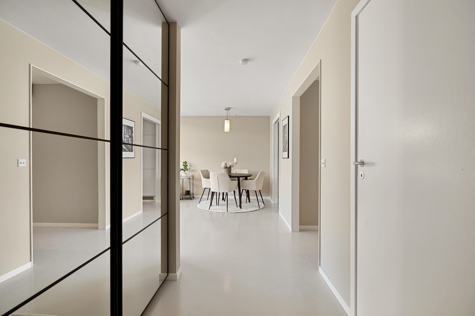 God plass for sko og klesavheng med skyvedørsgarderobe i gangen Galleribilde