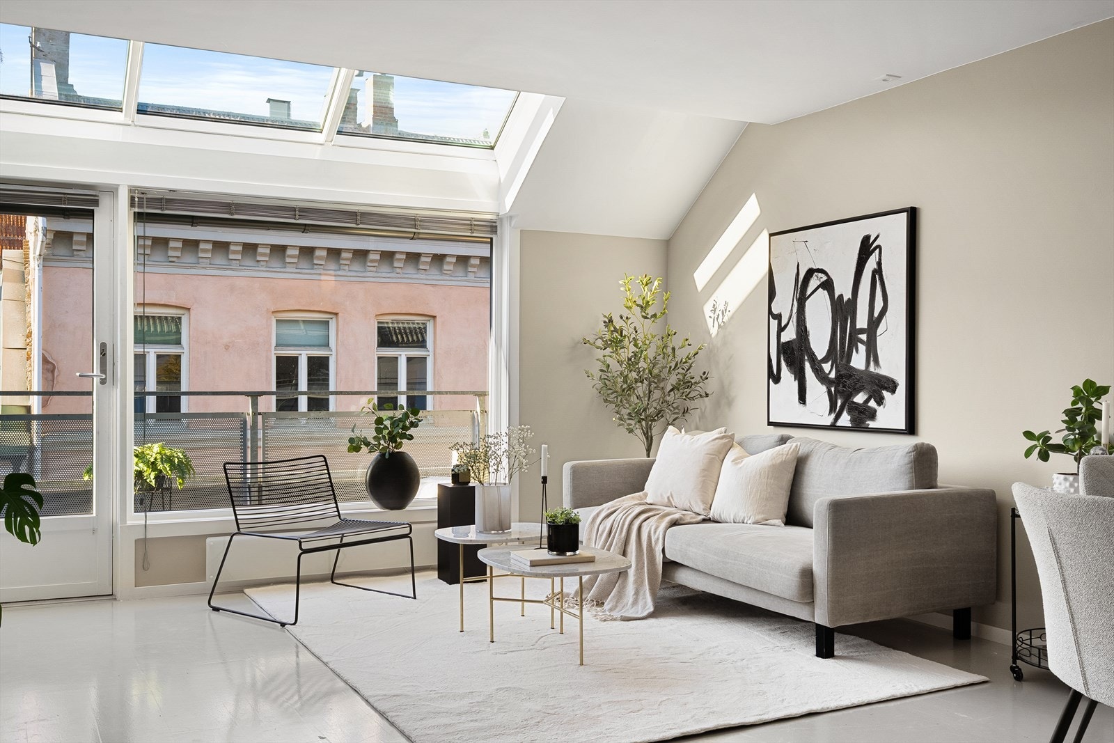 Stuen kan enkelt deles inn i flere soner med sofagruppe og spisebord Galleribilde