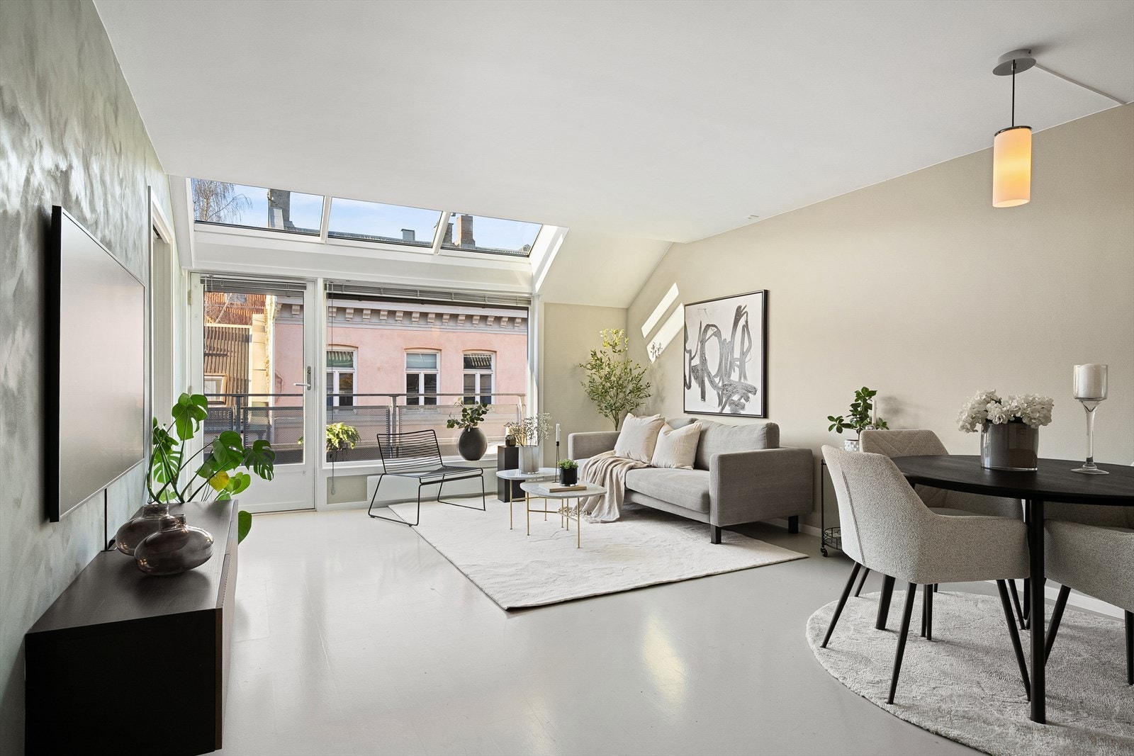 Stuen er lys og luftig med en generøs takhøyde Galleribilde