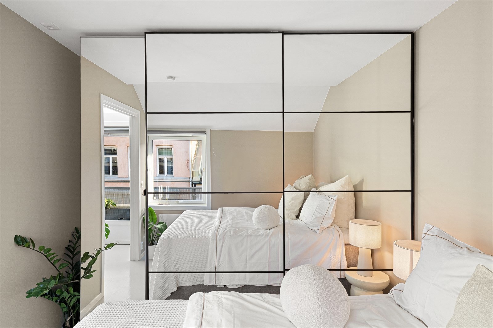 Godt med garderobeplass i praktisk skyvedørsgarderobe Galleribilde