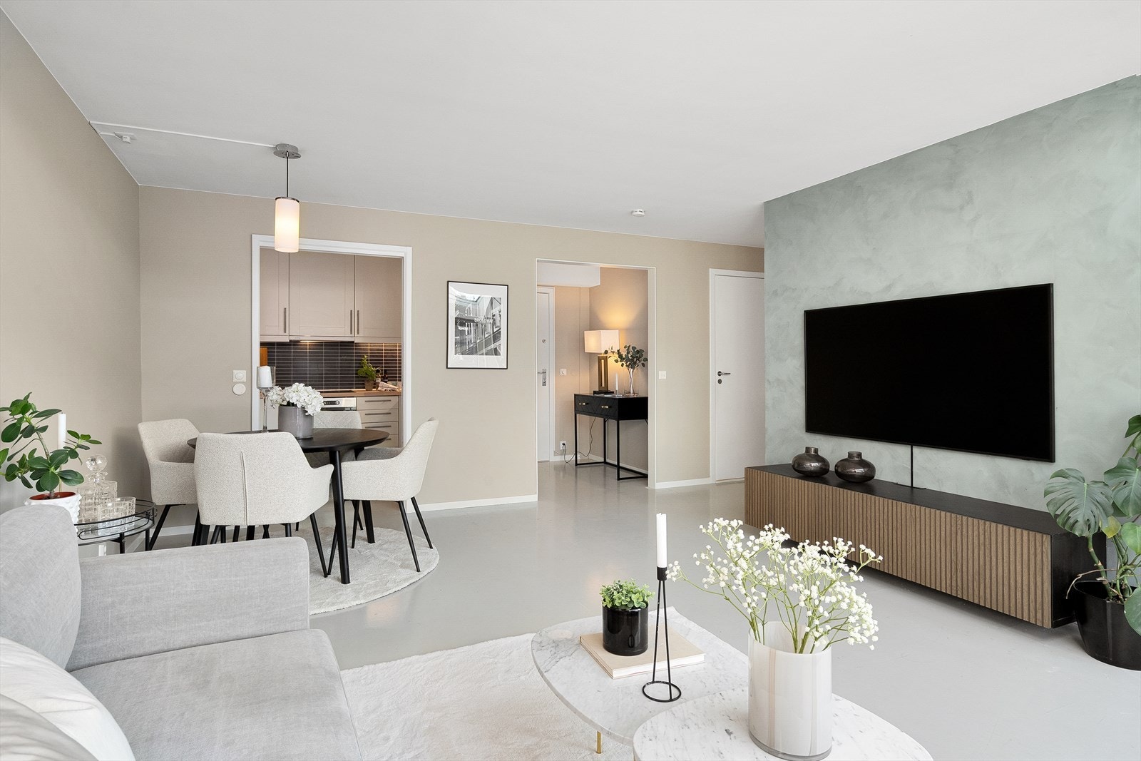 Leiligheten har et gjennomgående lyst og moderne preg Galleribilde