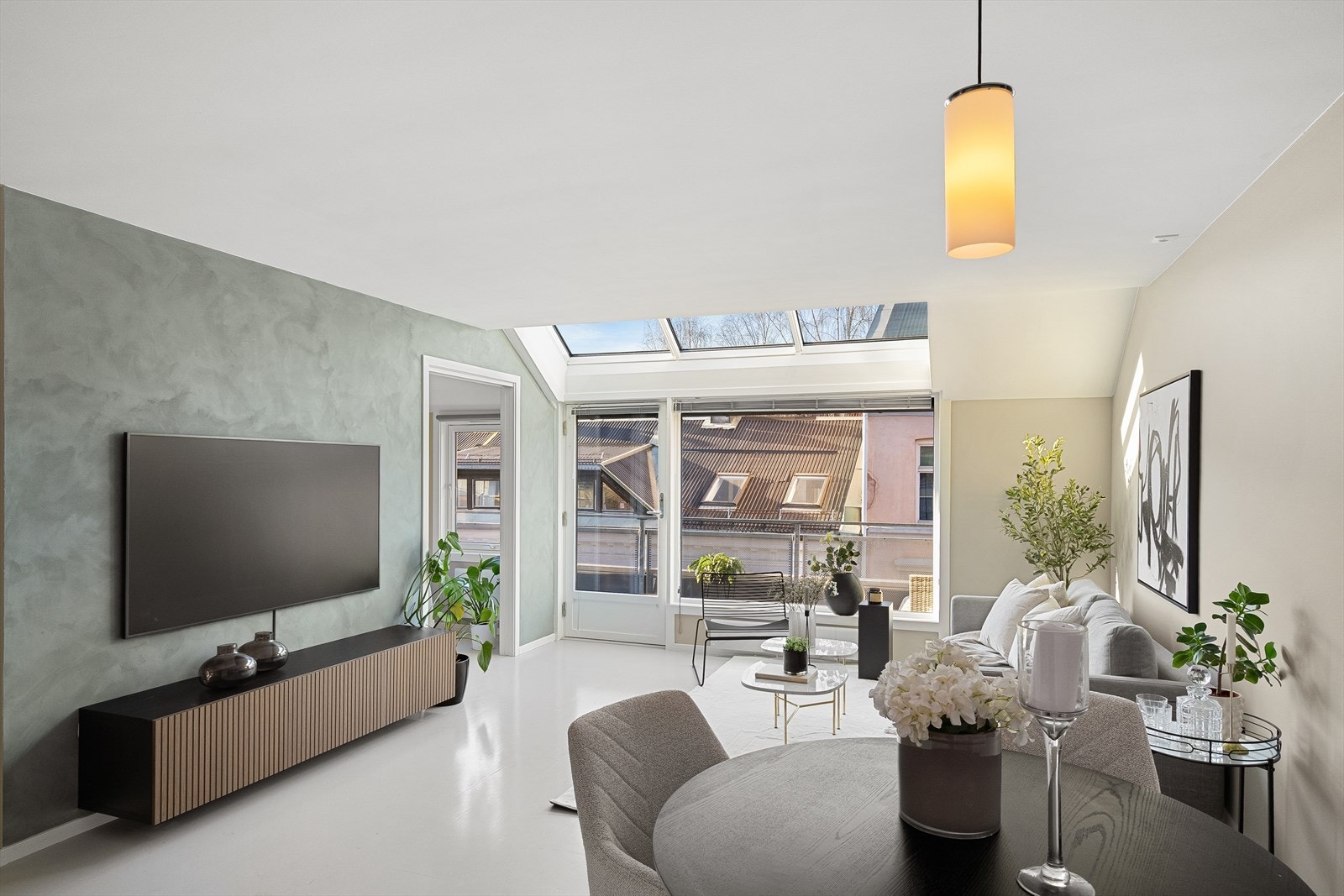 Store vindusflater sørger for rikelig med naturlig lysinnslipp Galleribilde