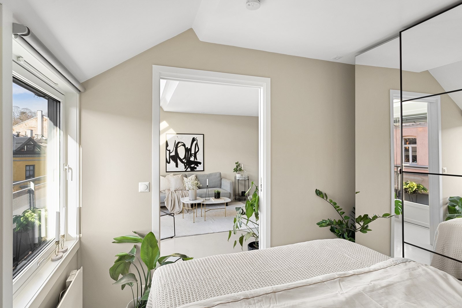 Fra stuen er det inngang til soverommet Galleribilde