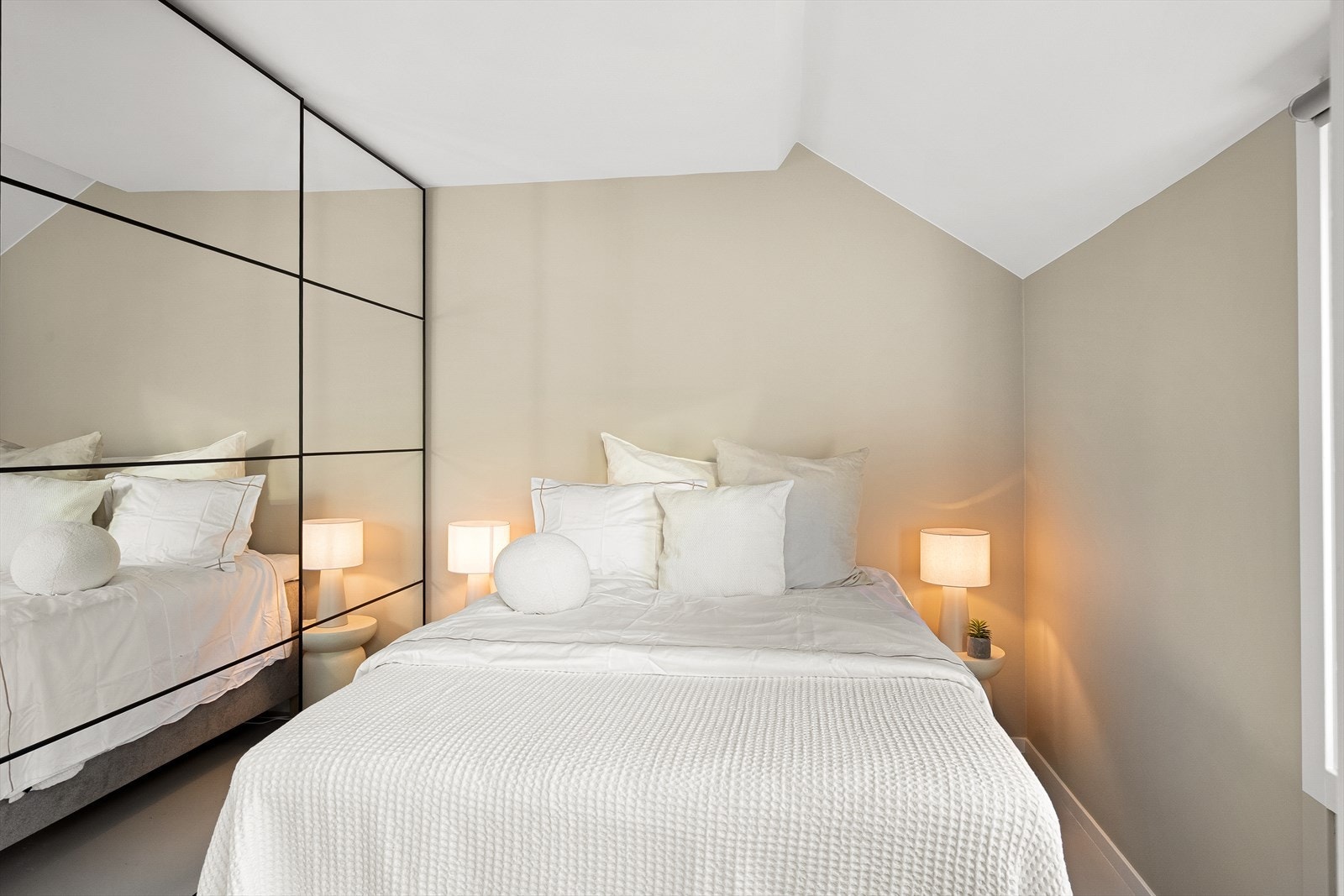 Her er det god plass til dobbeltseng med nattbord Galleribilde