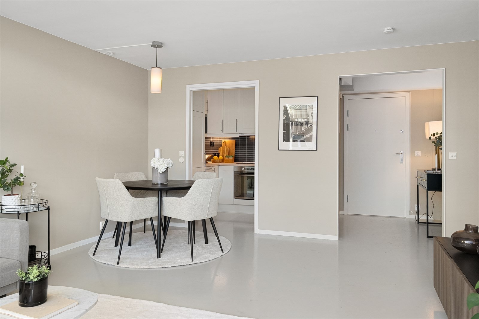 God plass til spisestue i delvis åpen løsning med kjøkkenet Galleribilde