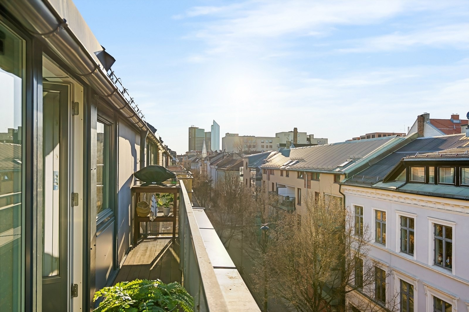 En 2-roms toppleilighet med solrik balkong og heisadkomst Galleribilde