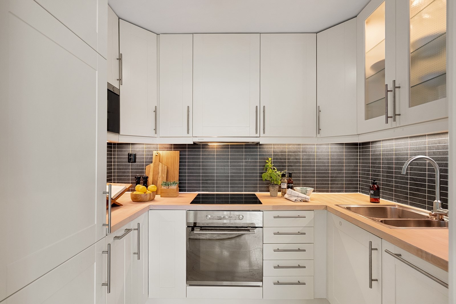 Godt utnyttet kjøkken med god skapplass og integrerte hvitevarer Galleribilde