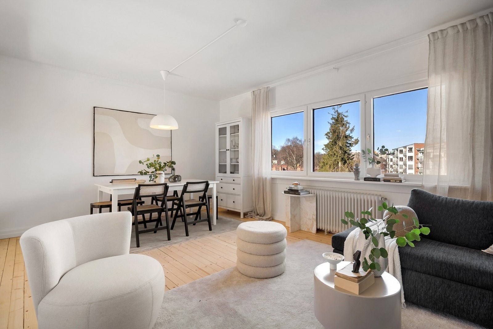 Stor, innbydende 3-roms toppleilighet med utsikt og sydvestvendt brannbalkong. Galleribilde