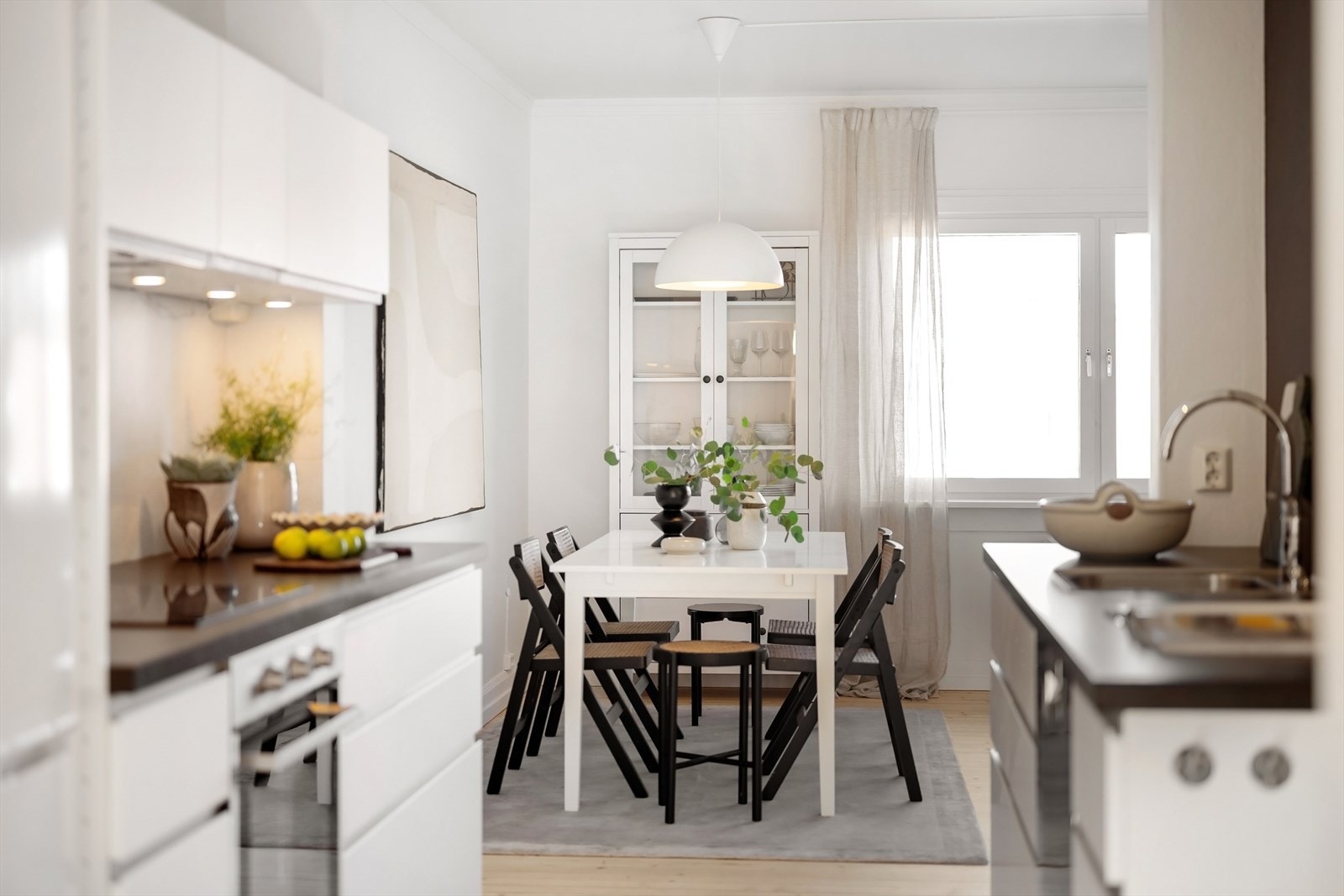 Hyggelig spiseplass med mulighet for å dekke opp med langbord. Galleribilde