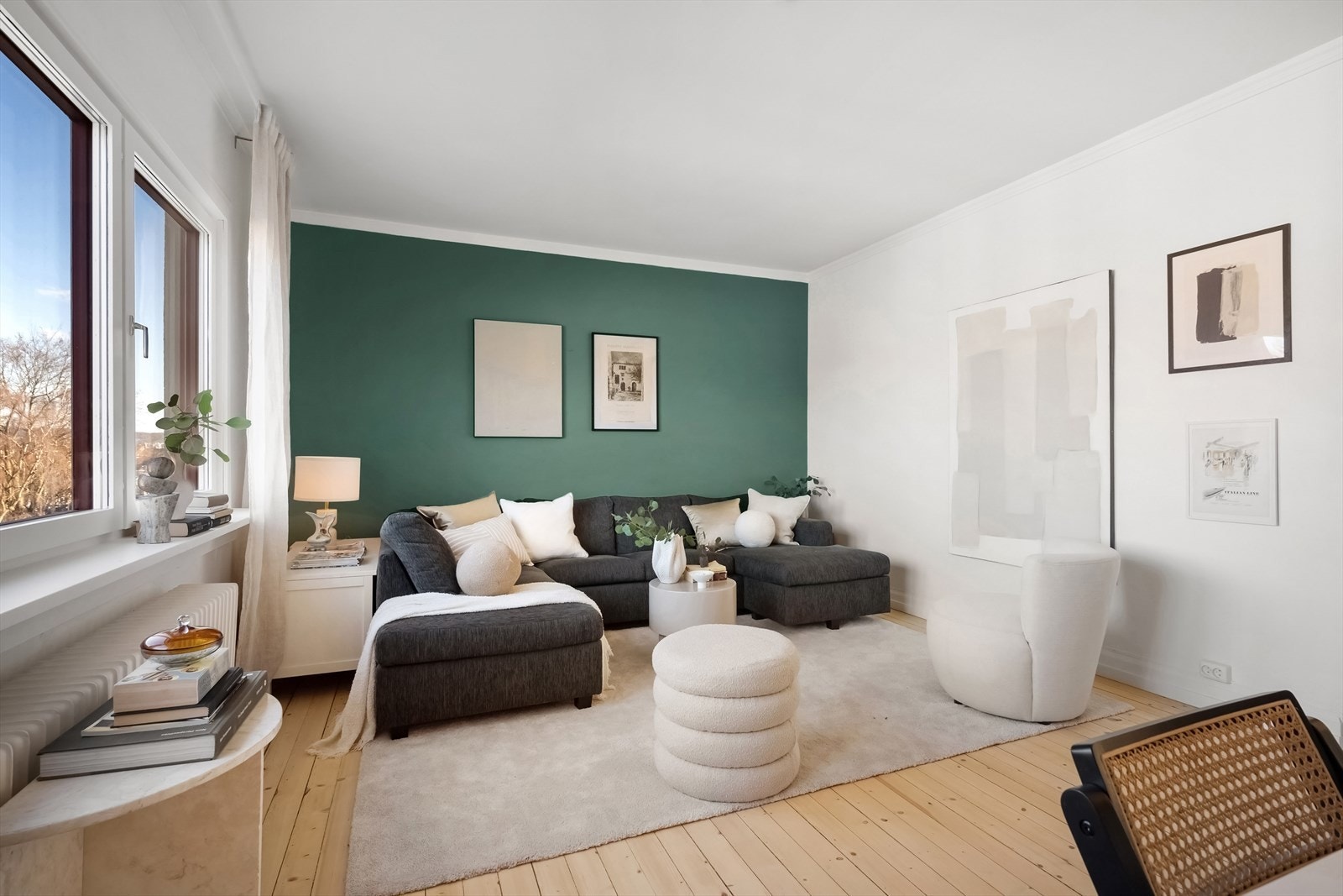 Naturlig plass for romslig sofagruppe. Galleribilde