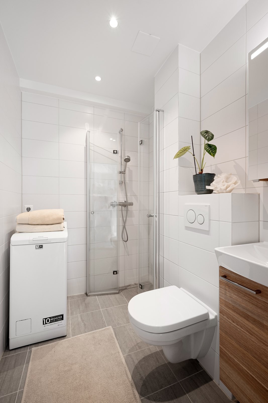 Bad renovert i 2024 med ny membran, varmekabler, fliser og innredning. Downlights i himling og opplegg for vaskemaskin. Galleribilde