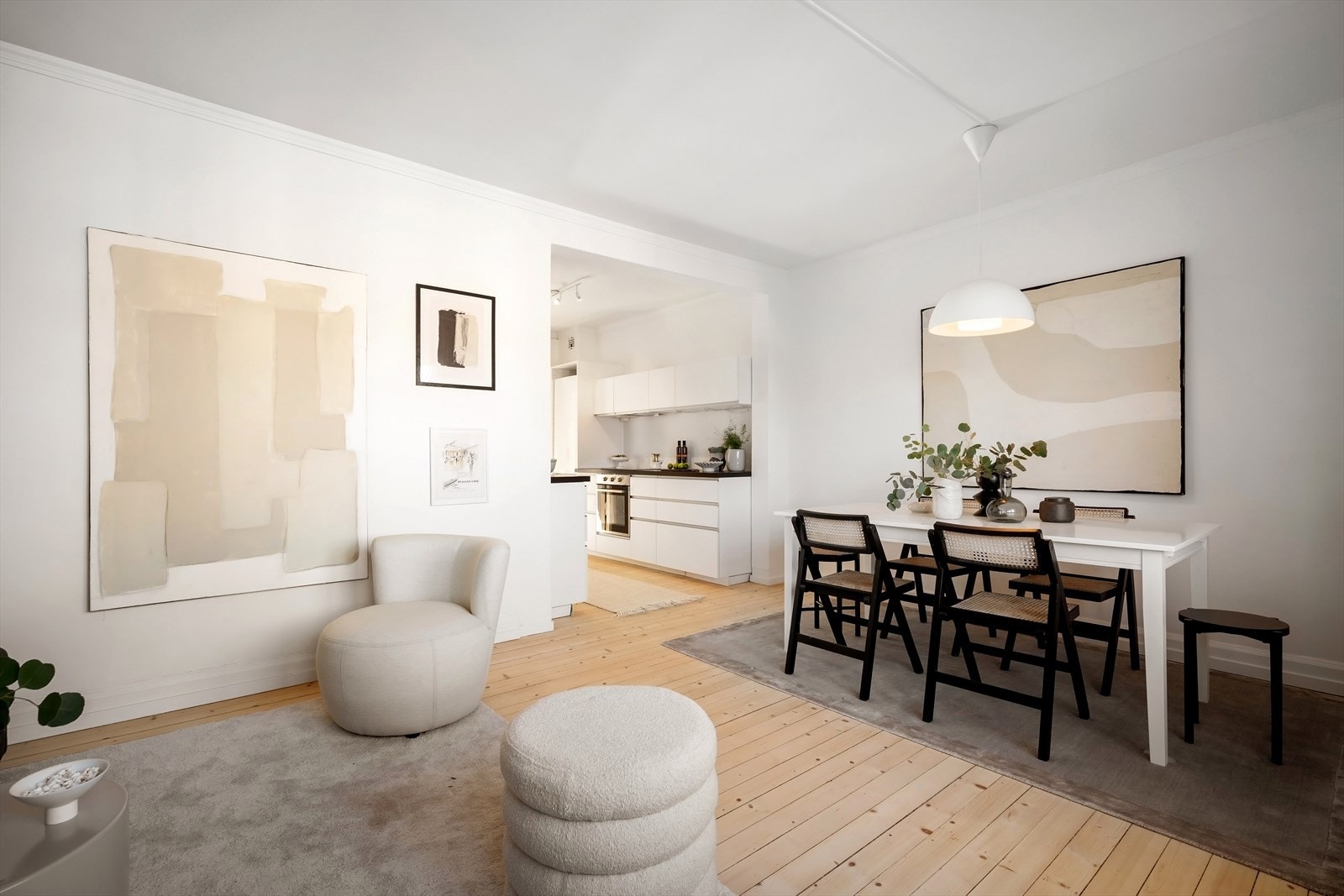 Åpent kjøkken mot stue, samtidig tilbaketrukket fra sofasonen. Galleribilde