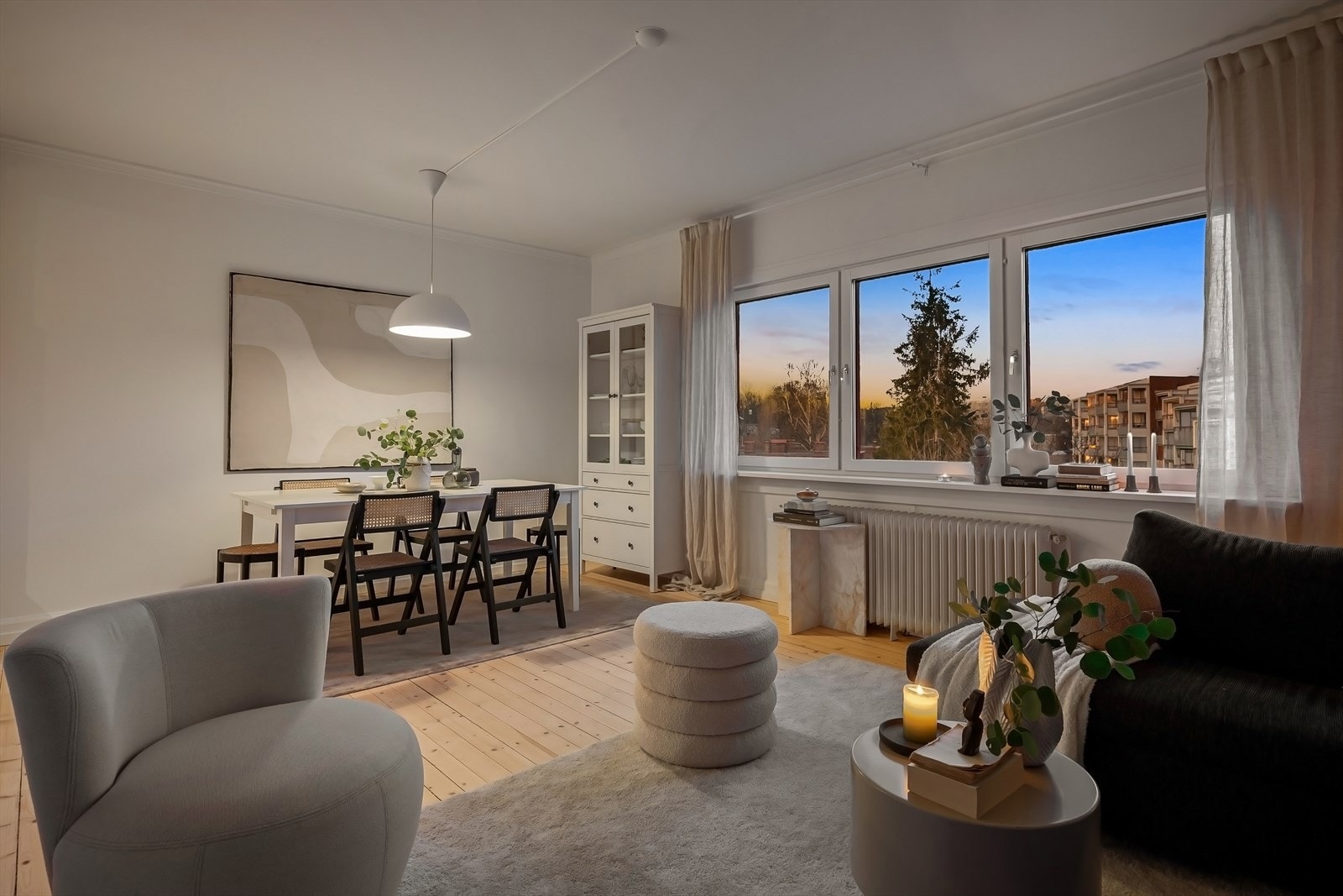 Romslig stue med flott utsikt utover nærområdet. Galleribilde
