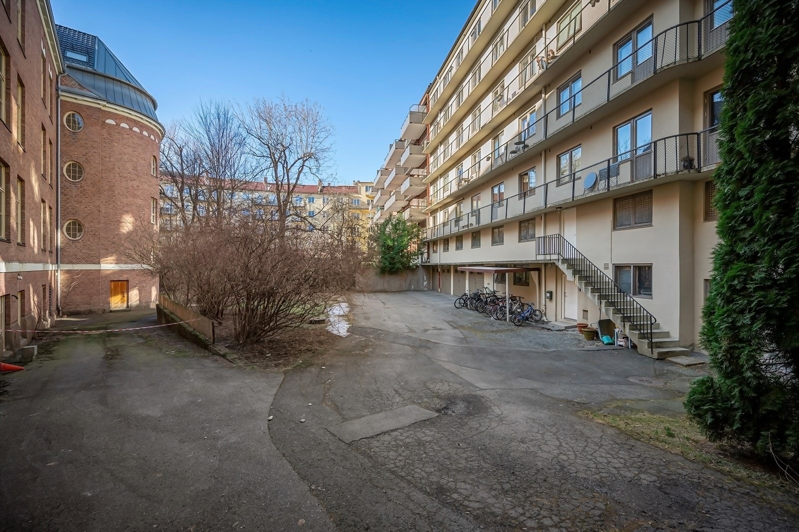 Felles bakgård med sykkelparkering. Galleribilde