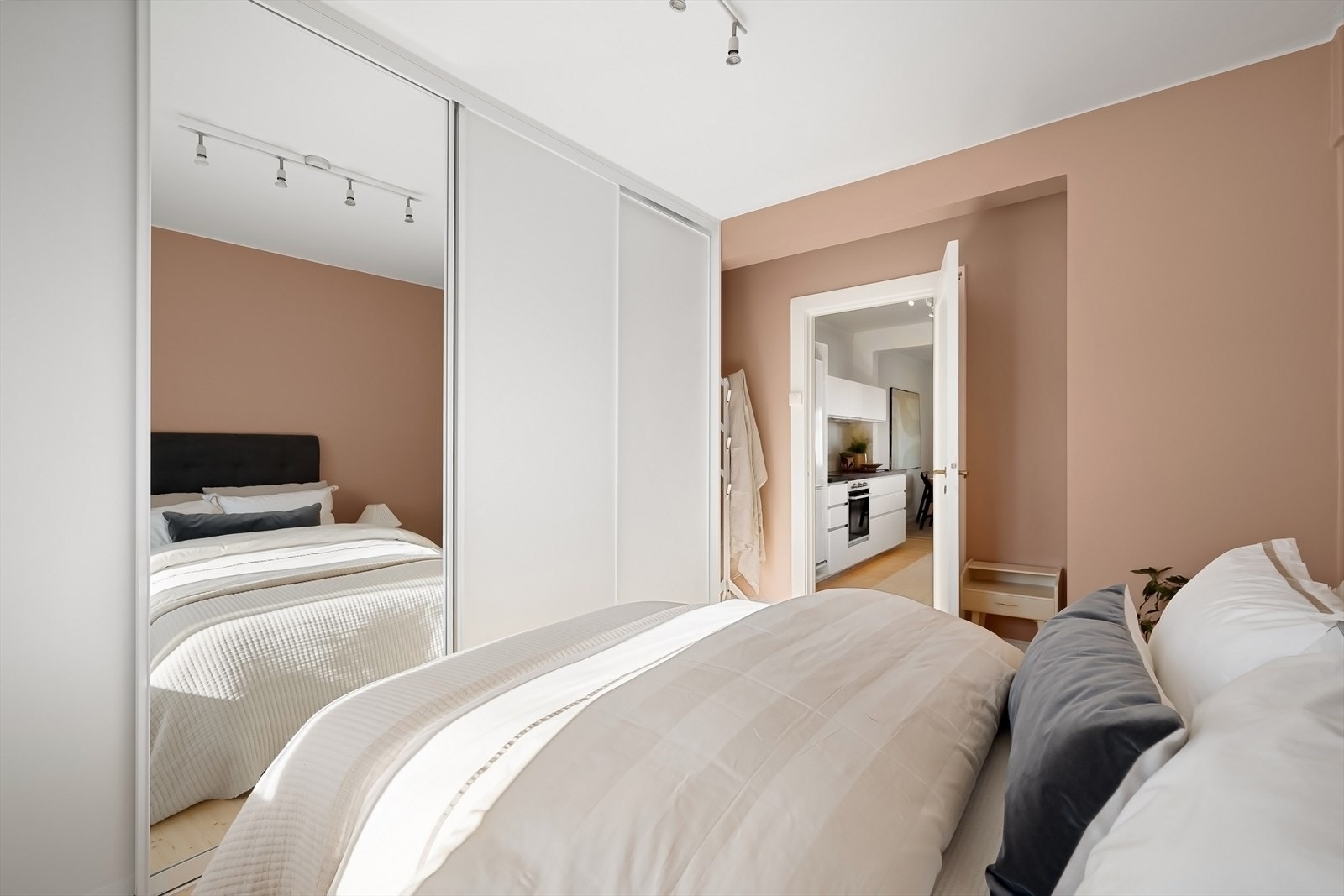 Godt med oppbevaringsplass i stor skyvedørsgarderobe - nytt i 2025. Galleribilde